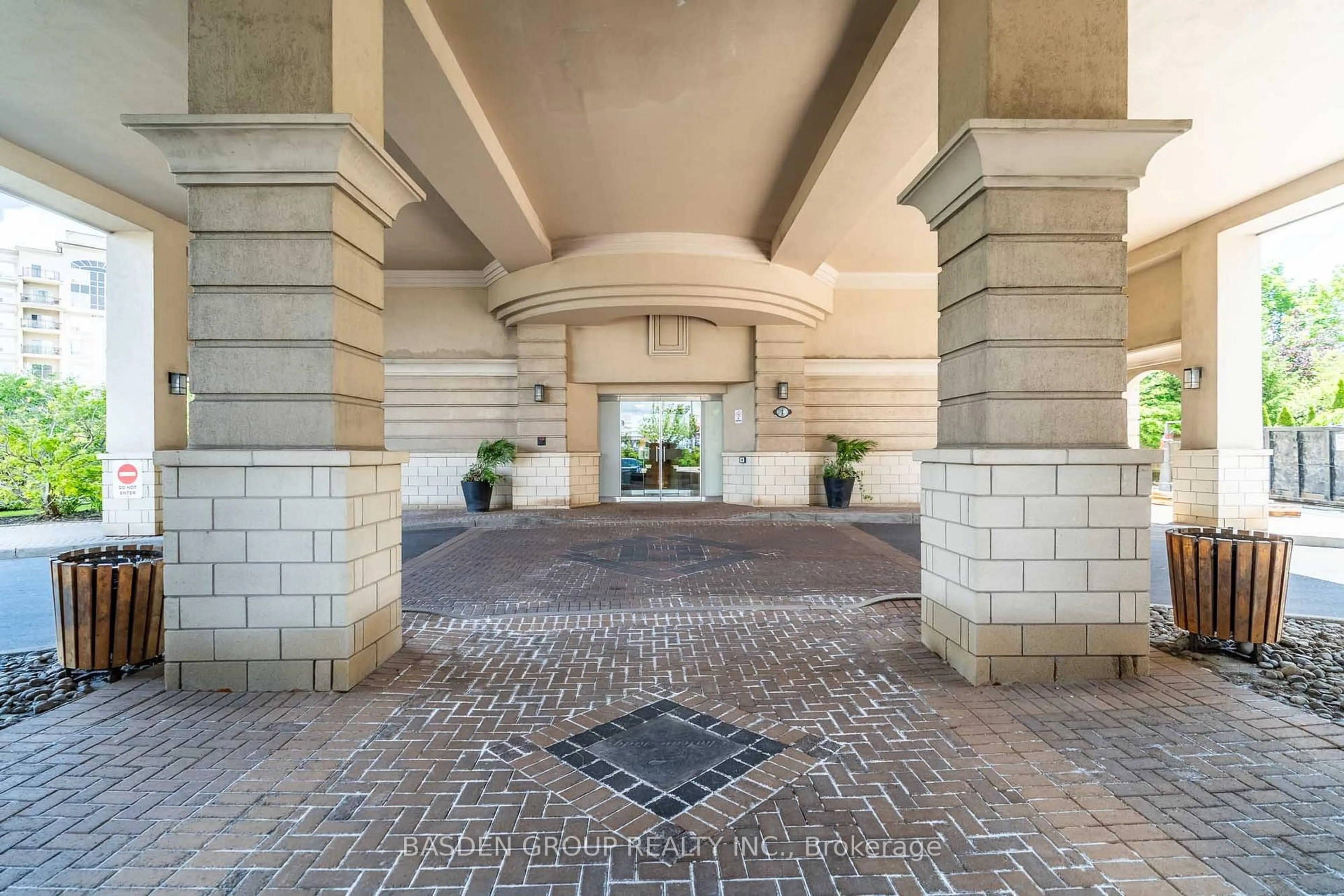 Indoor foyer for 1 Maison Parc Crt #309, Vaughan Ontario L4J 9K1