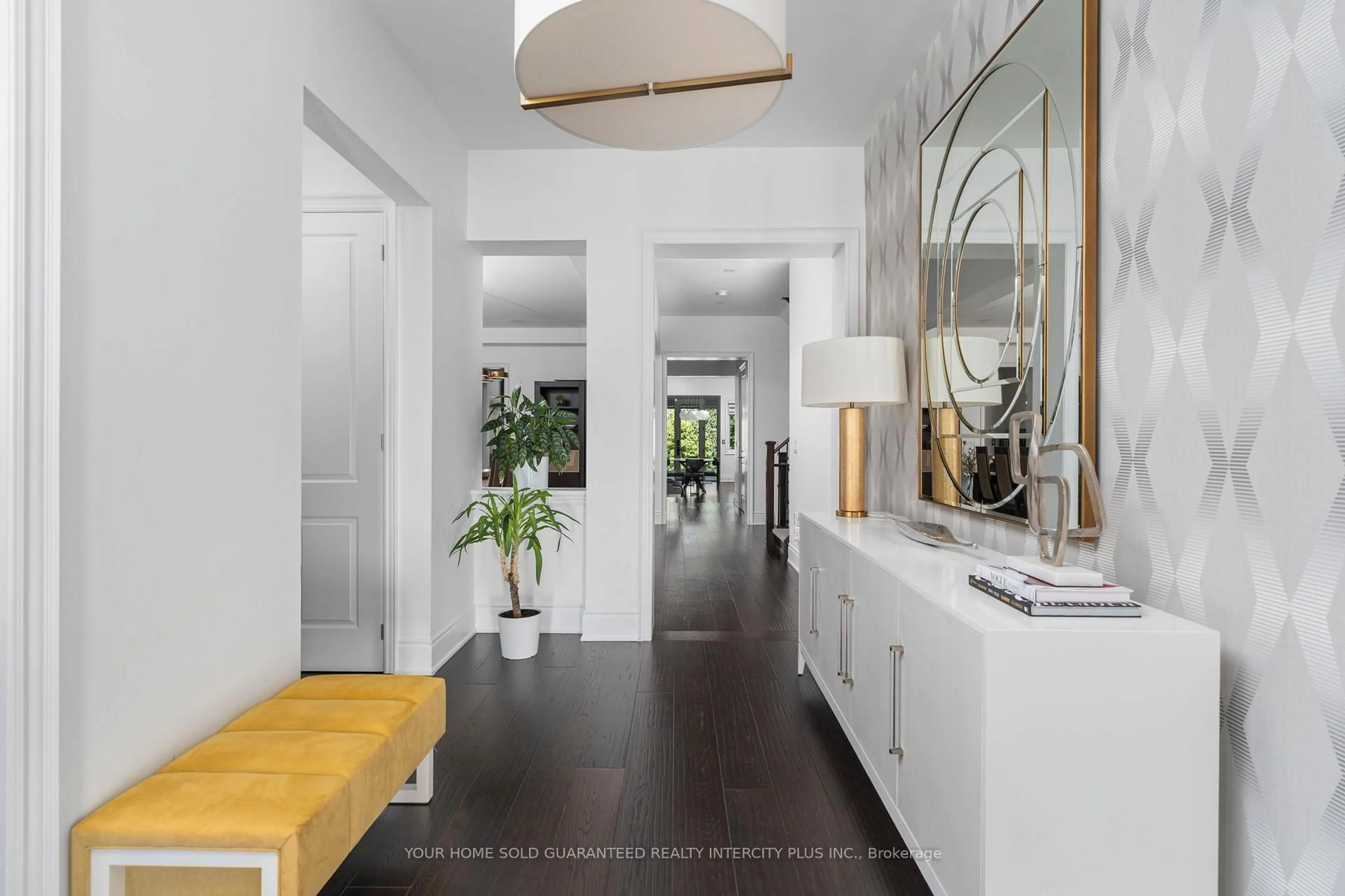 Indoor entryway for 14 Aspen King Crt, King Ontario L7B 0A1