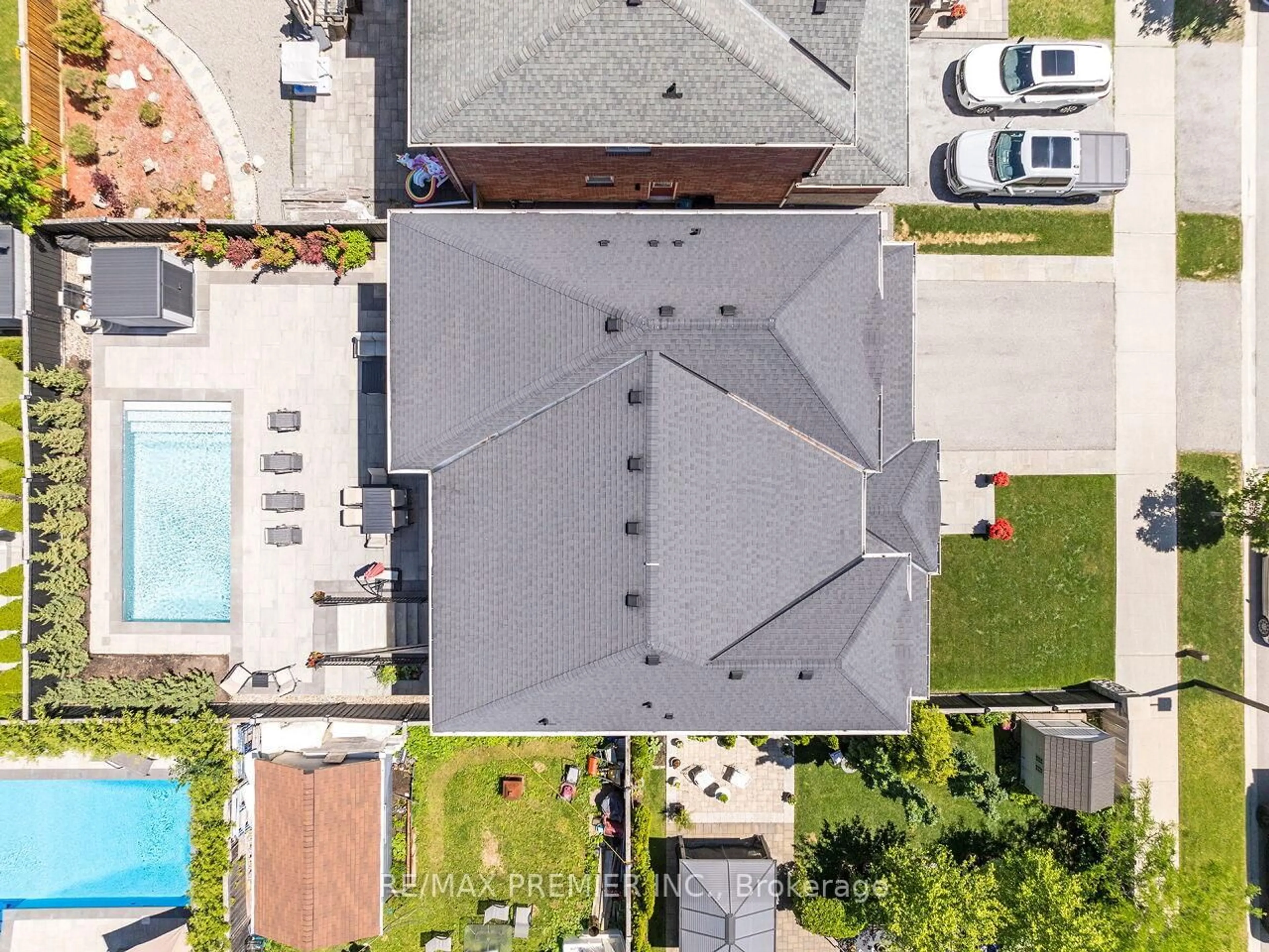 A pic from outside/outdoor area/front of a property/back of a property/a pic from drone, street for 24 Wandering Glider Tr, Bradford West Gwillimbury Ontario L3Z 0T5
