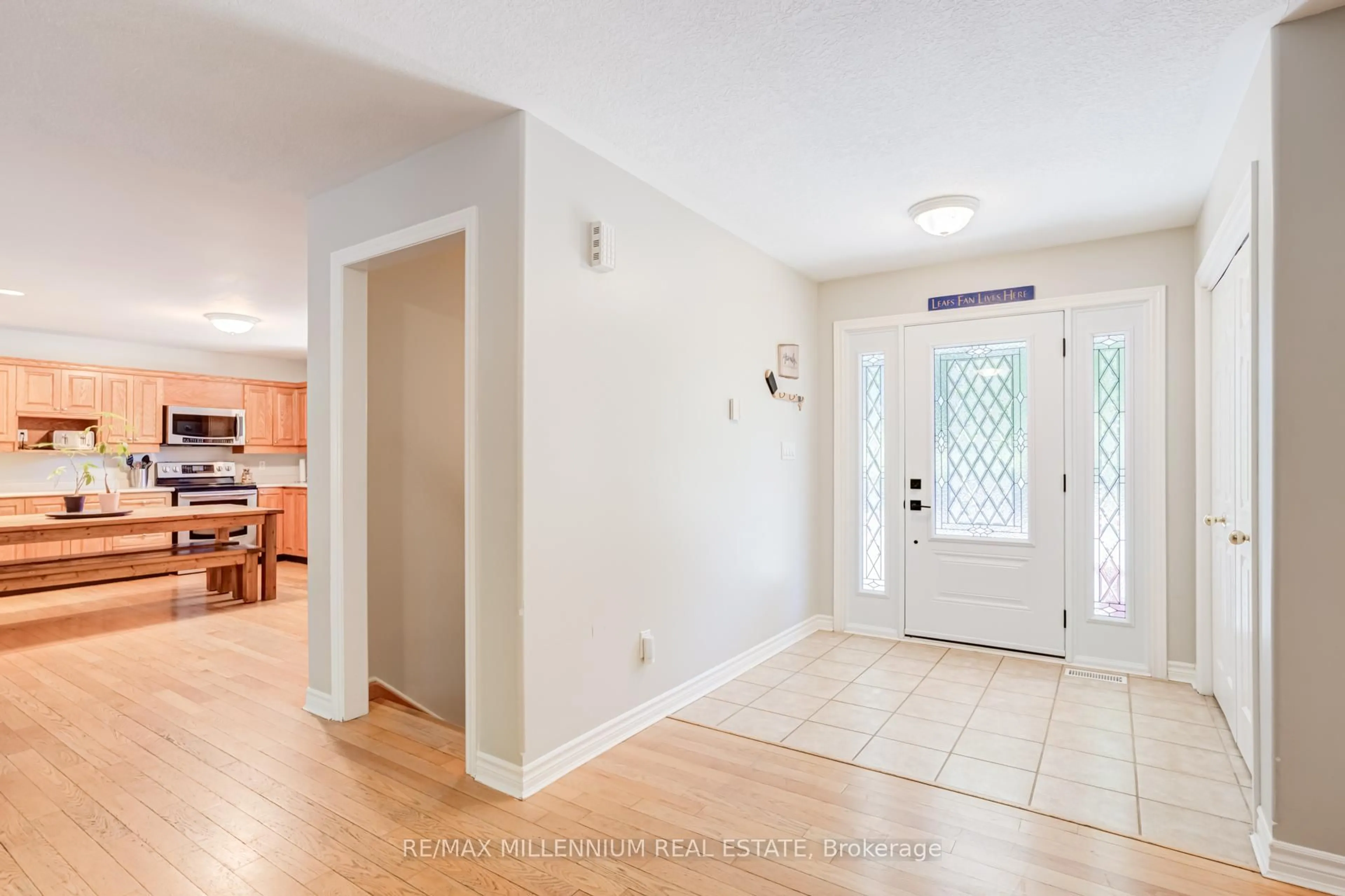 Indoor entryway for 6072 5th Sdrd, Innisfil Ontario L0L 1L0