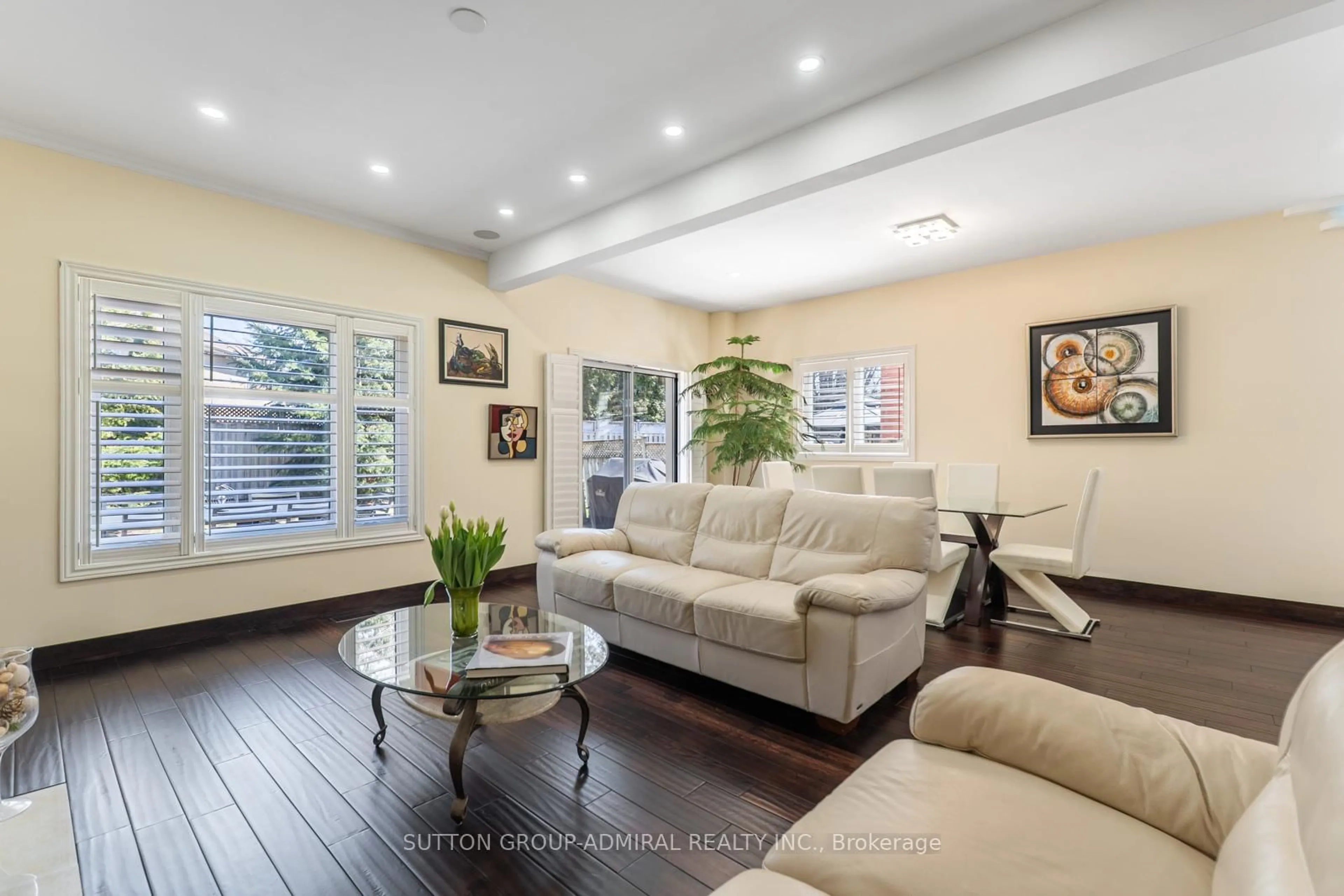 Living room with furniture, unknown for 626 College Manor Dr, Newmarket Ontario L3Y 8M7