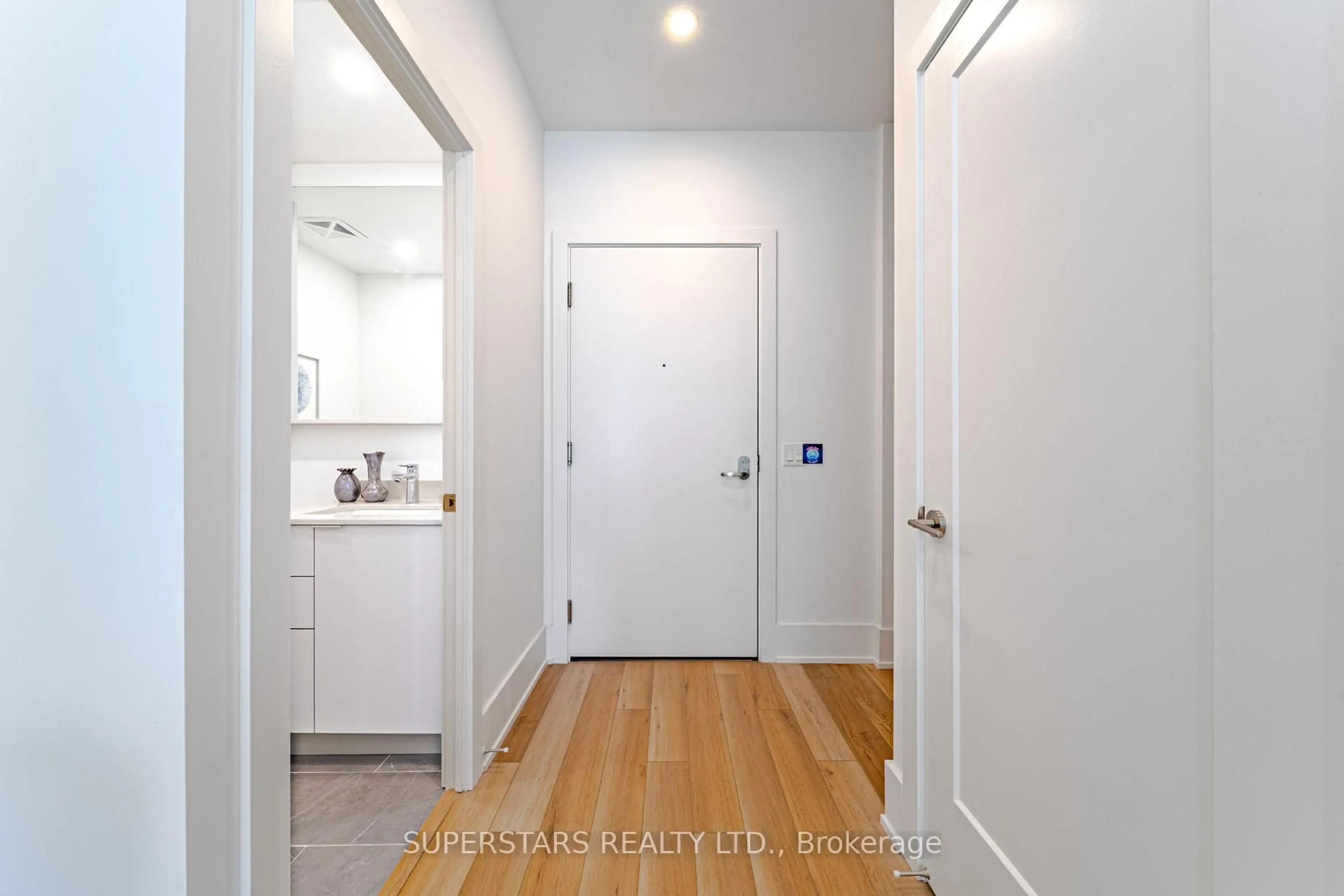 Indoor entryway for 8 Cedarland Dr #W121, Markham Ontario L6G 0H4