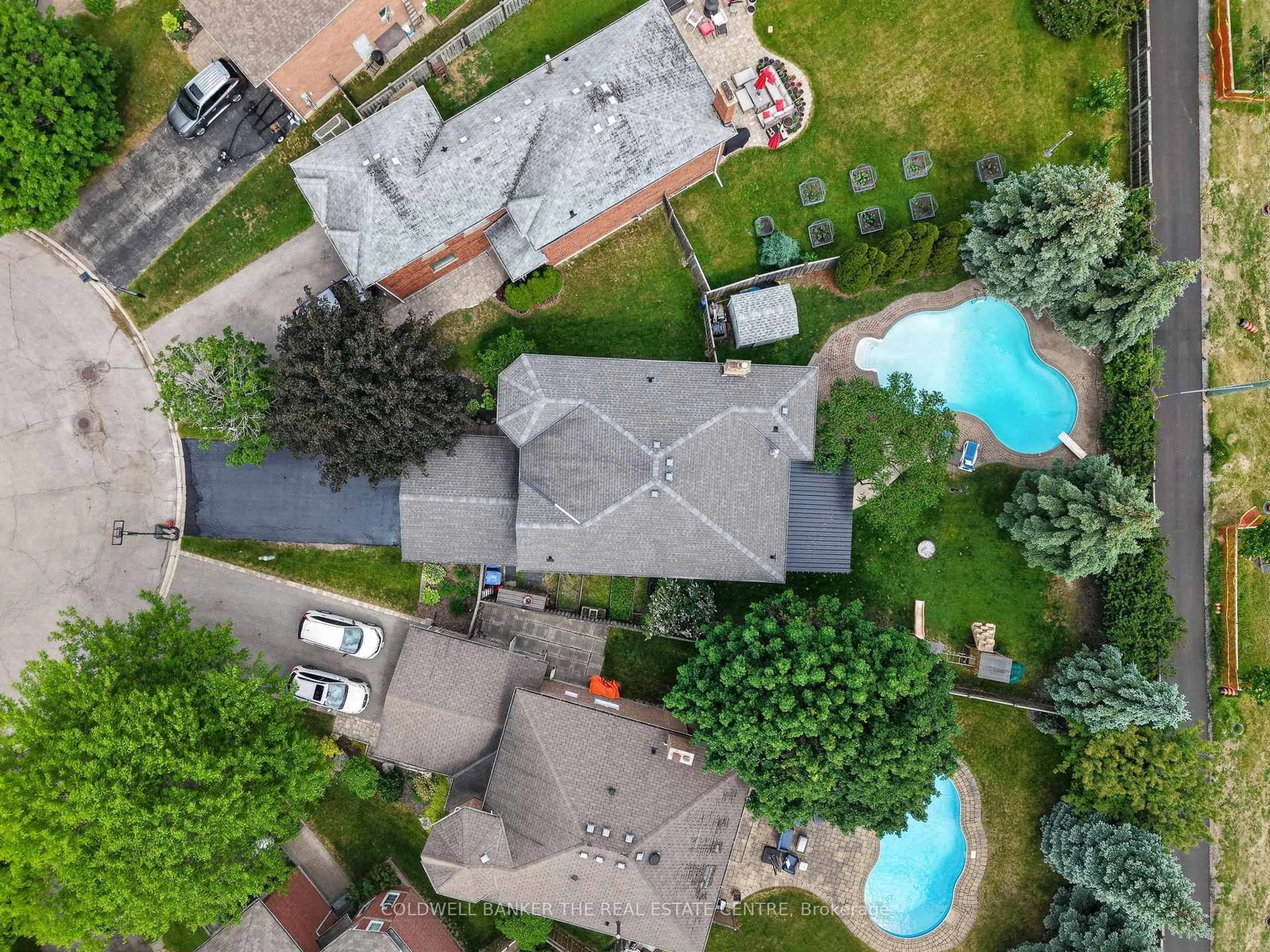 A pic from outside/outdoor area/front of a property/back of a property/a pic from drone, street for 539 Veale Pl, Newmarket Ontario L3Y 8H9