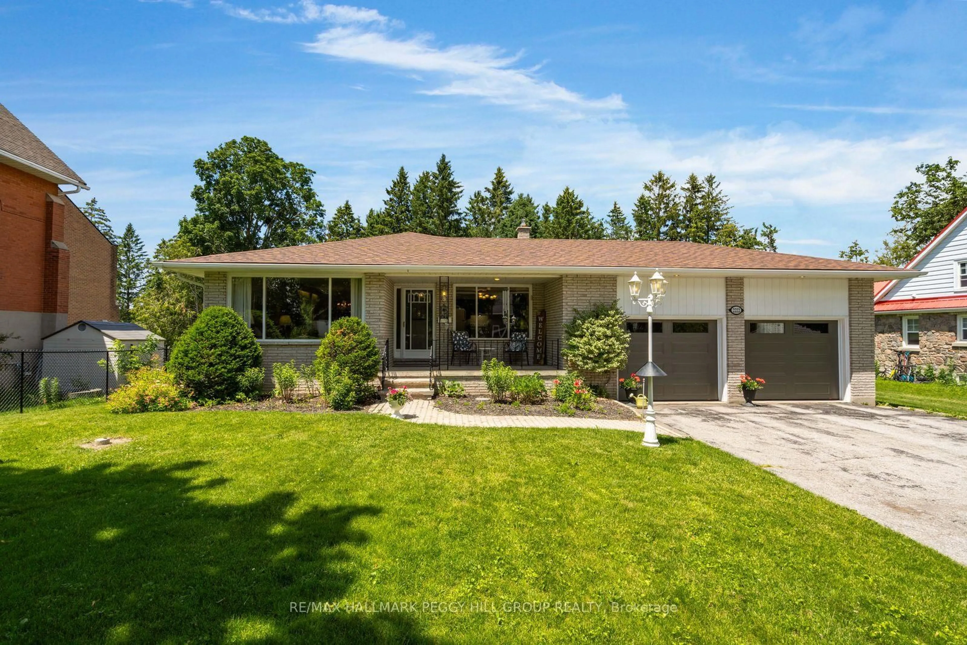 Home with vinyl exterior material, street for 2222 Victoria St, Innisfil Ontario L9S 1K5