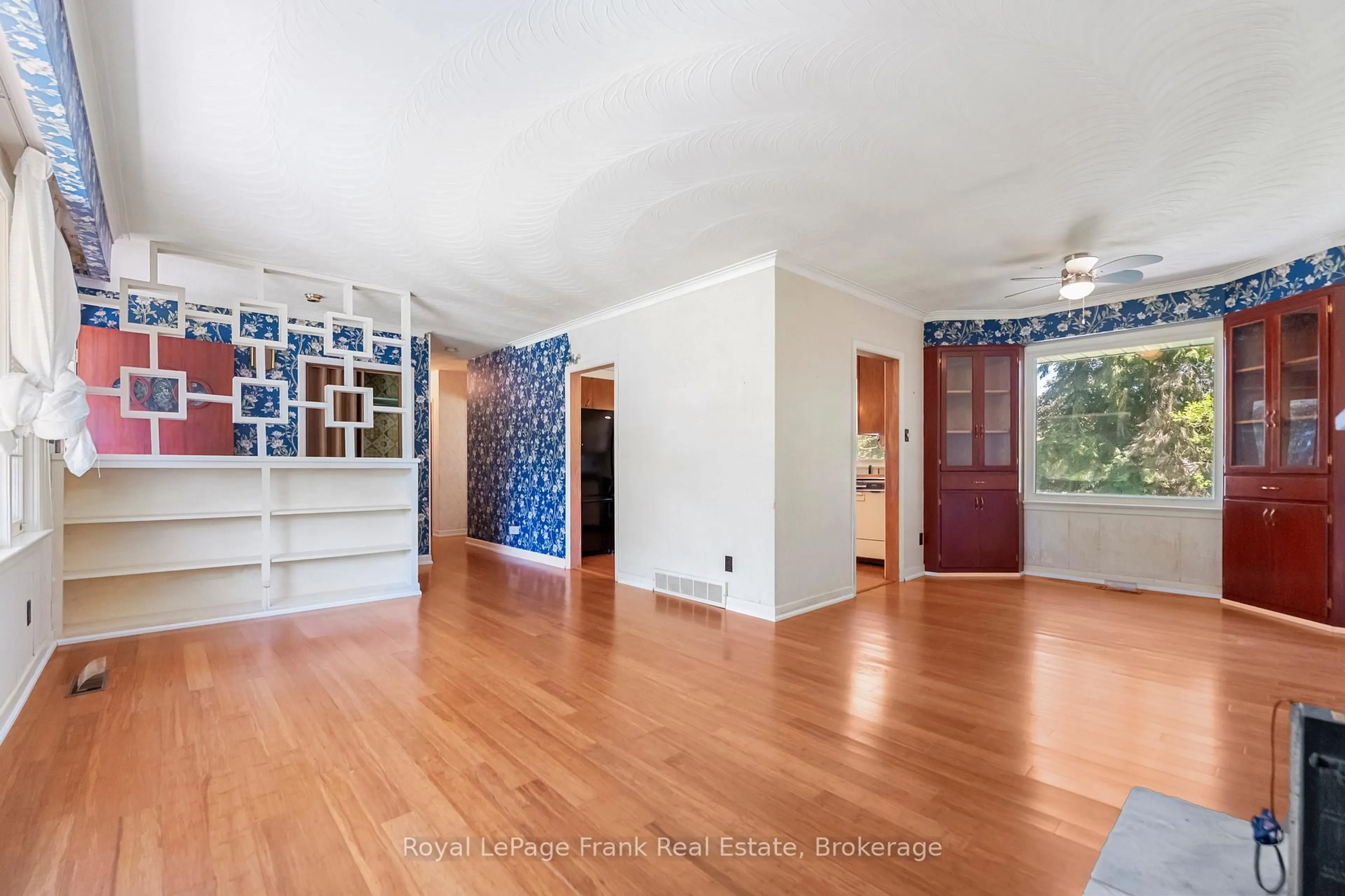 Indoor foyer for 21 Warriner St, Whitchurch-Stouffville Ontario L4A 4T9