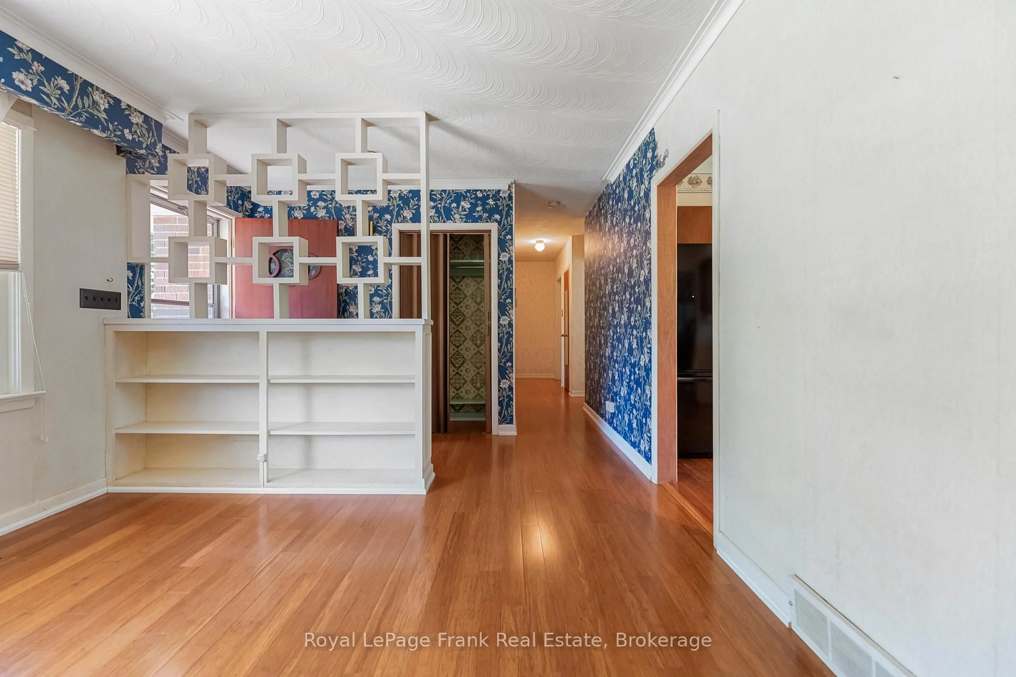 Indoor entryway for 21 Warriner St, Whitchurch-Stouffville Ontario L4A 4T9