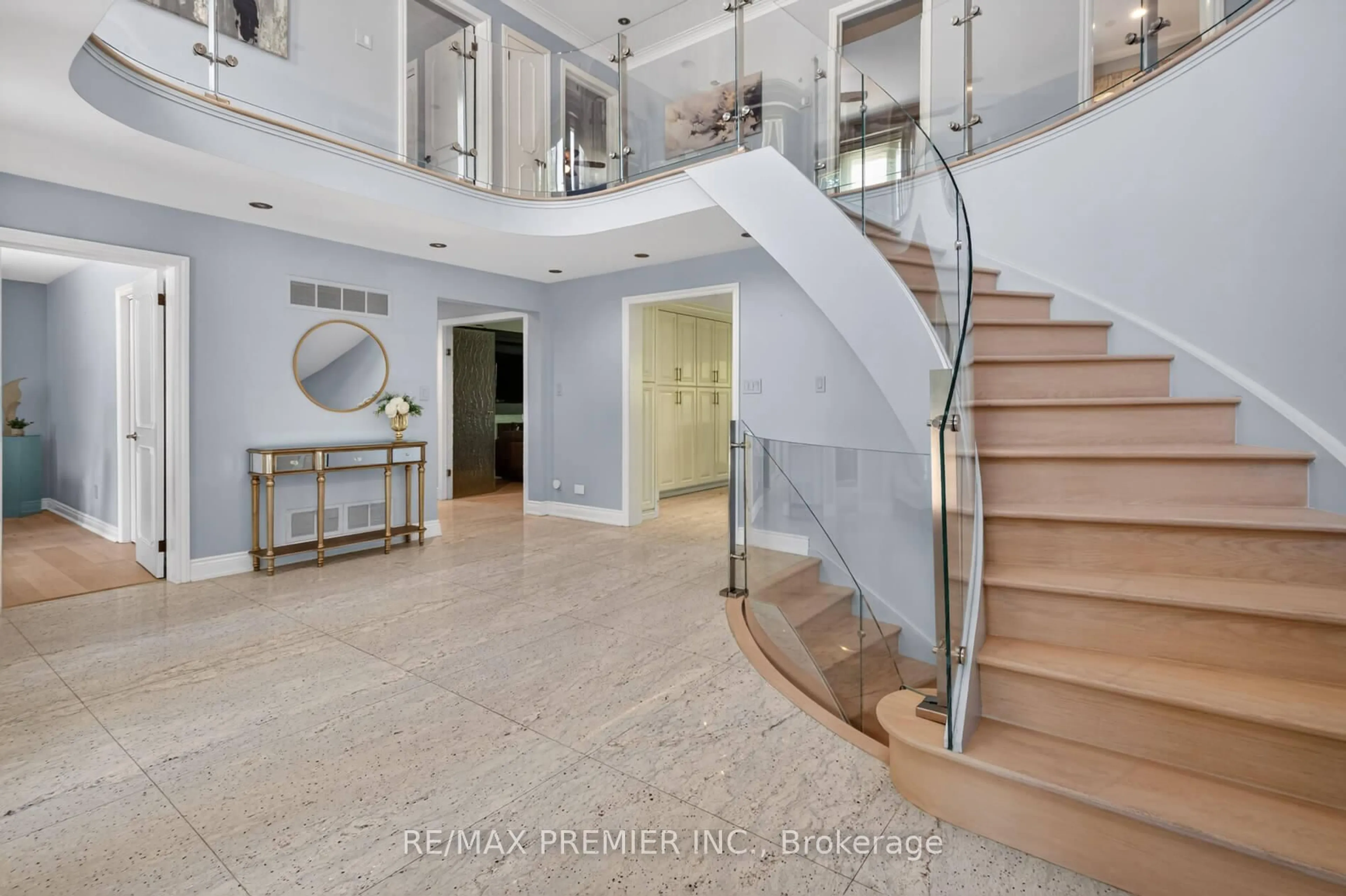 Indoor foyer for 35 Lorengate Pl, Vaughan Ontario L4L 2Y4