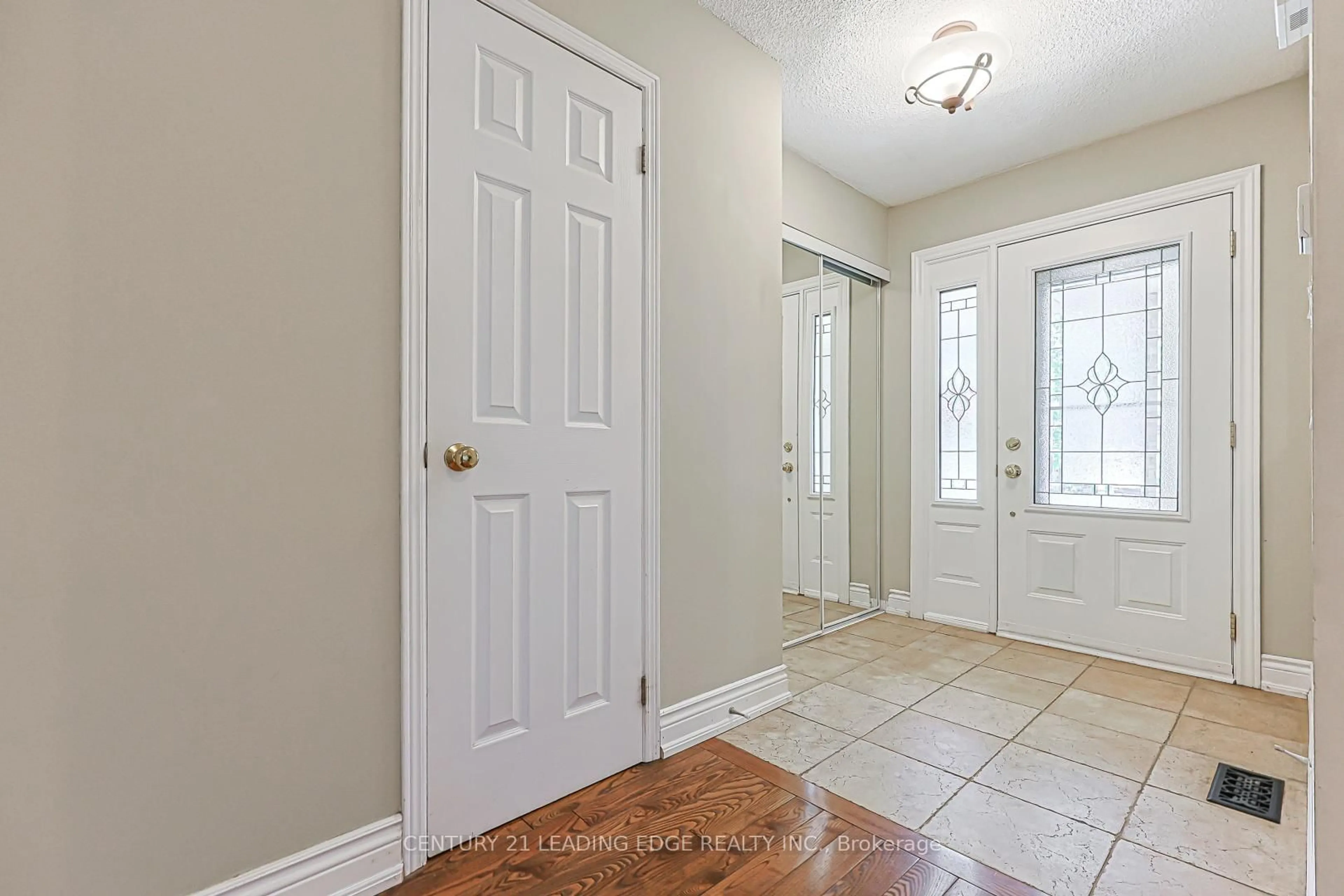Indoor entryway for 43 Bishop Cres, Markham Ontario L3P 4N4