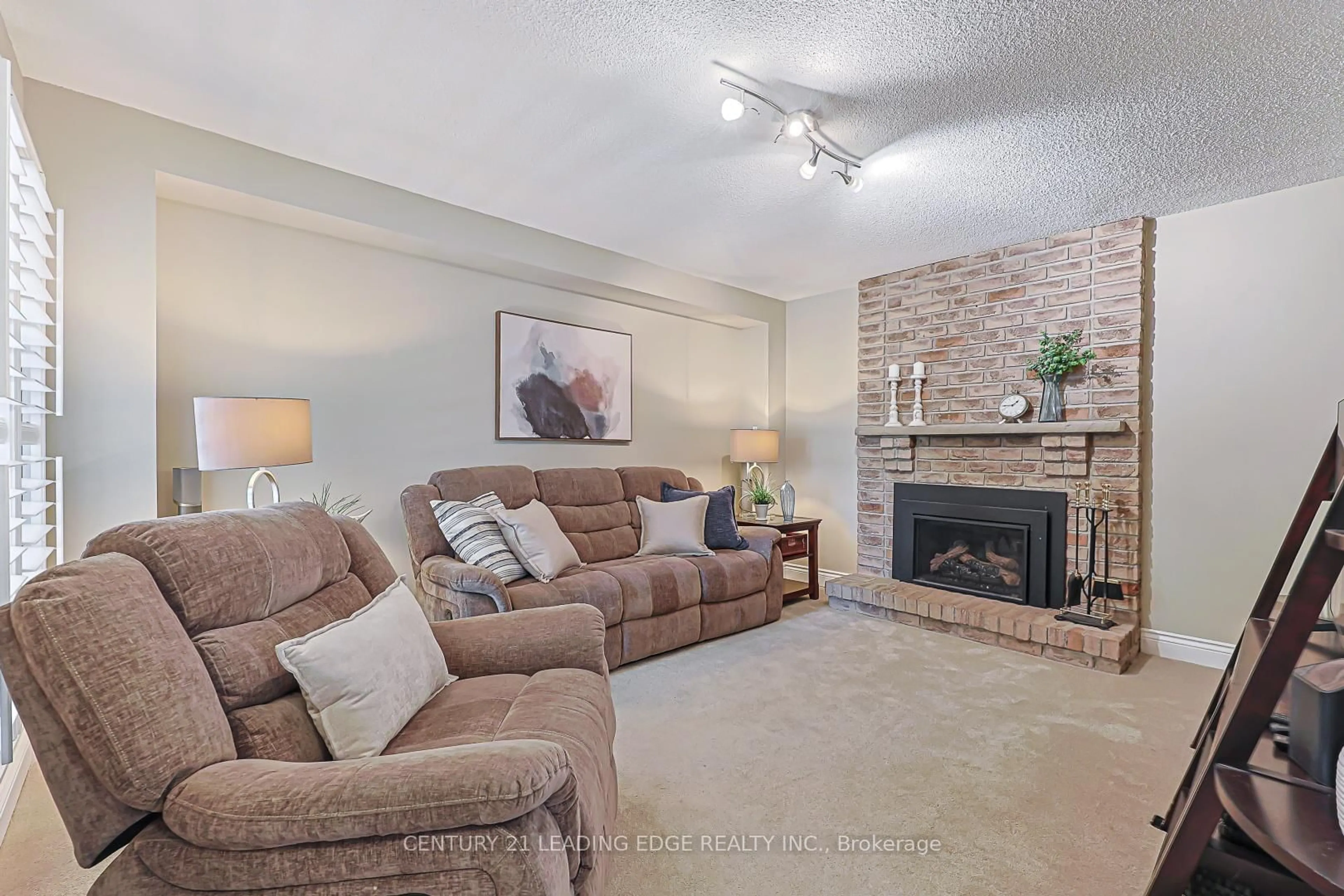 Living room with furniture, unknown for 43 Bishop Cres, Markham Ontario L3P 4N4