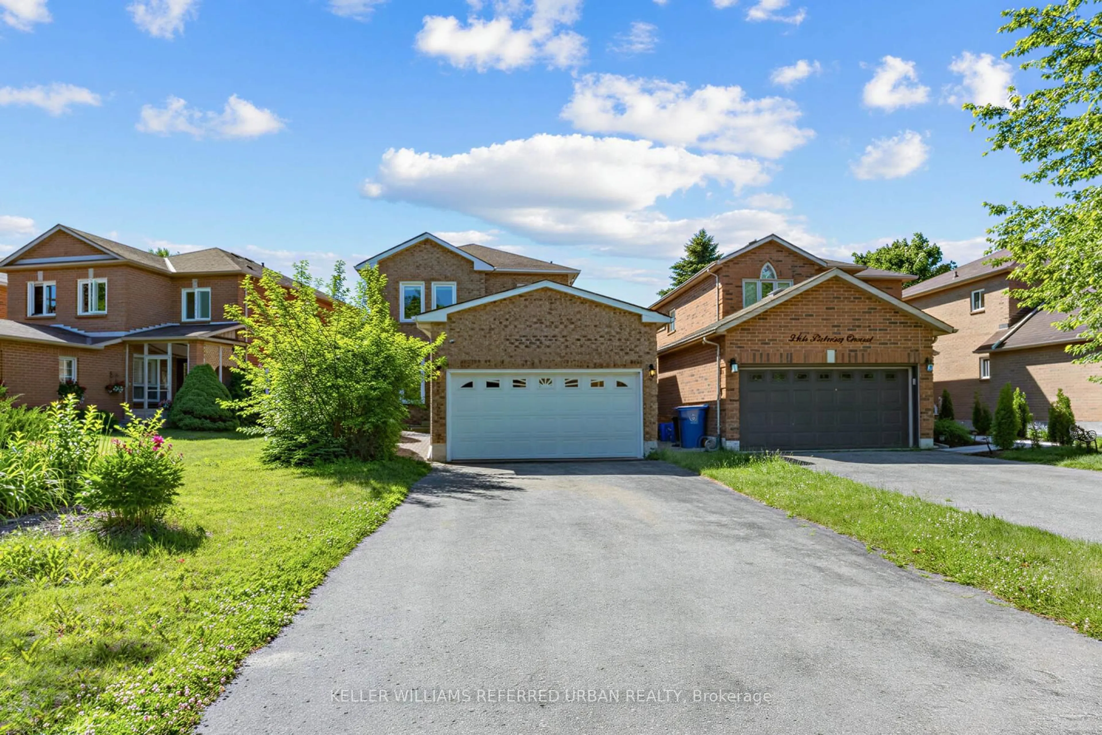 A pic from outside/outdoor area/front of a property/back of a property/a pic from drone, street for 350 Pickering Cres, Newmarket Ontario L3Y 8G7