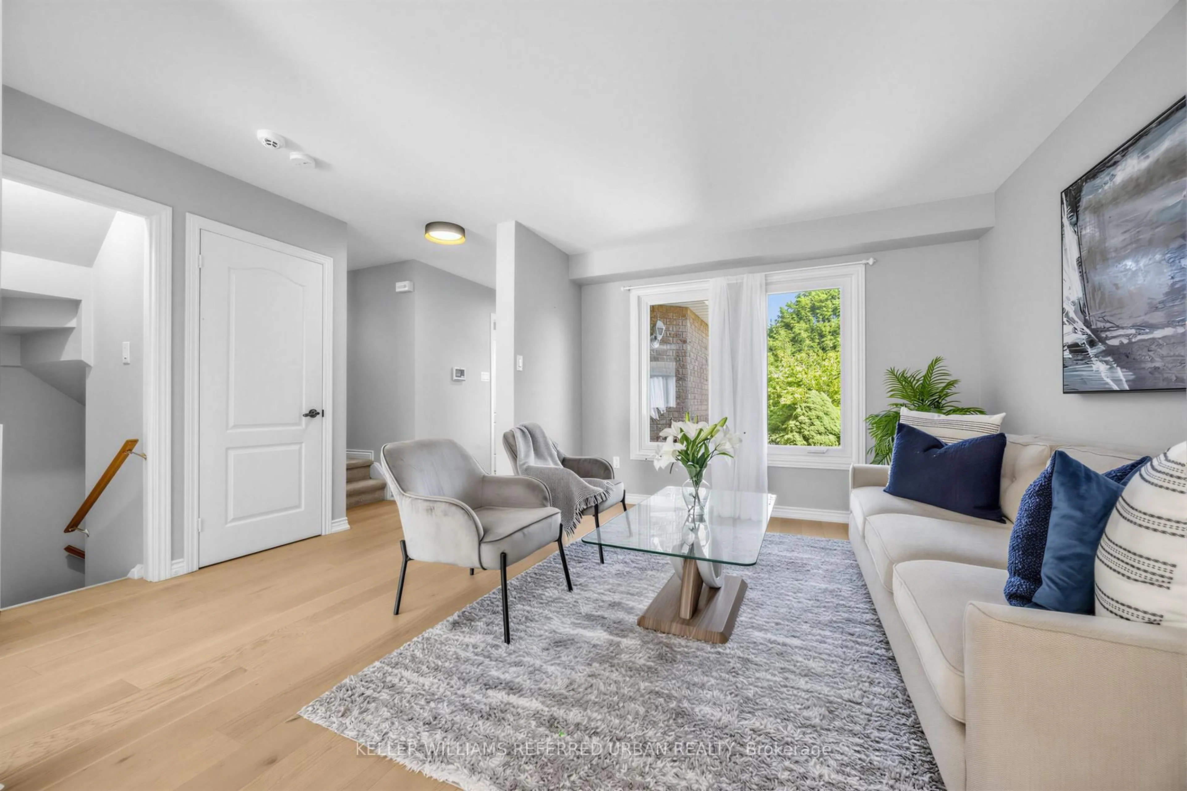 Living room with furniture, unknown for 350 Pickering Cres, Newmarket Ontario L3Y 8G7