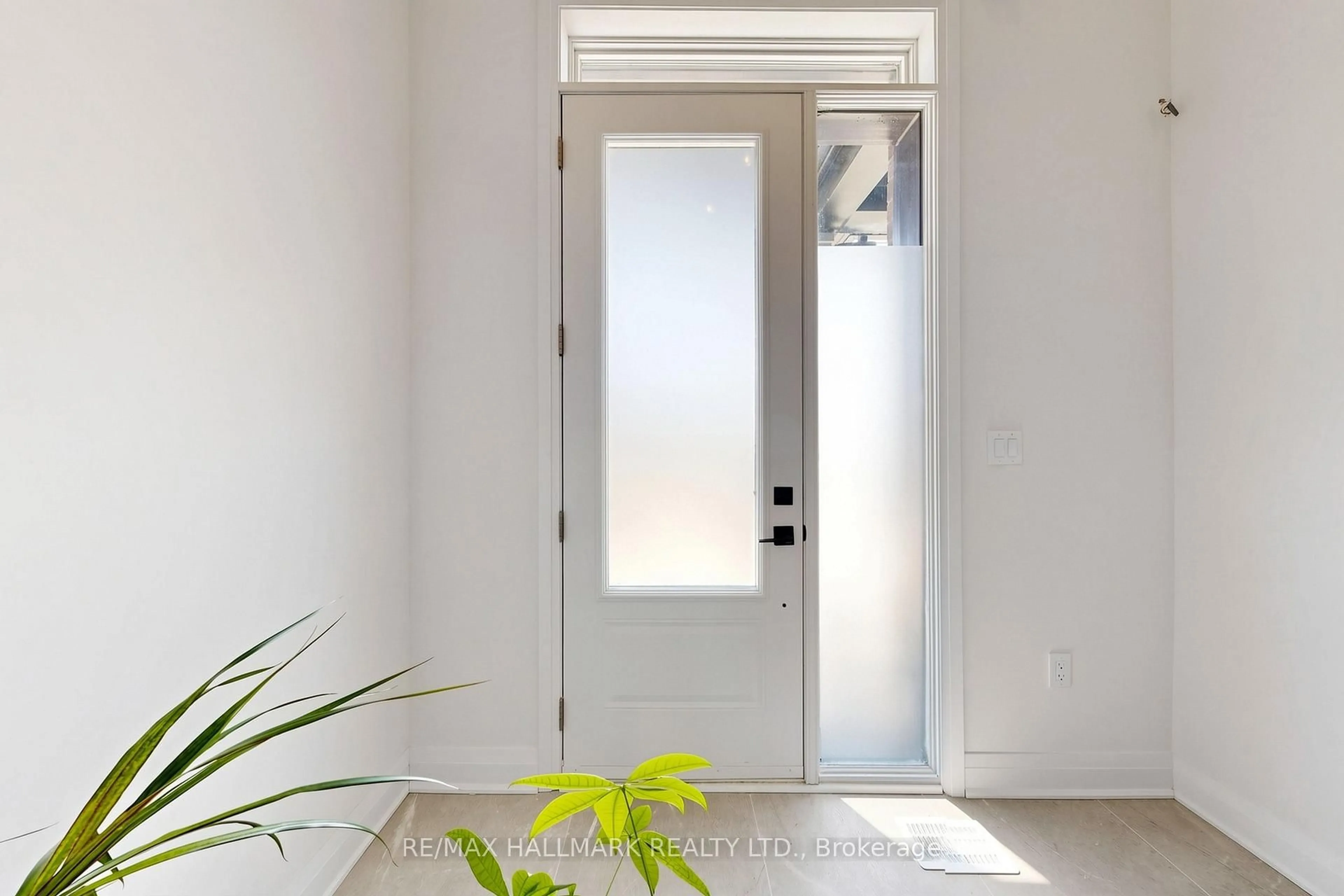 Indoor entryway for 16 Vern Robertson Gate, Uxbridge Ontario L9P 0R9