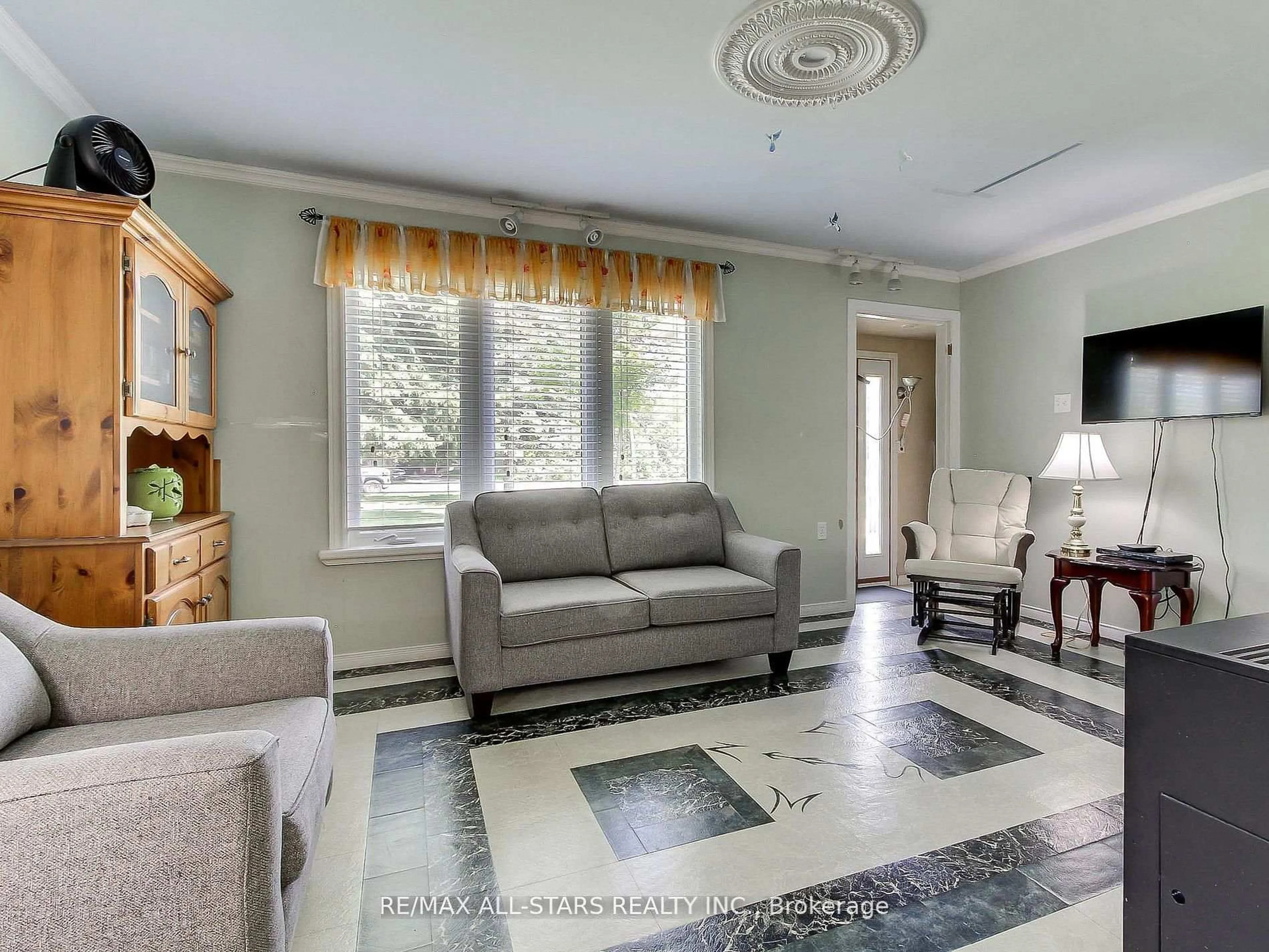 Living room with furniture, unknown for 9 Riverglen Dr, Georgina Ontario L4P 2P9