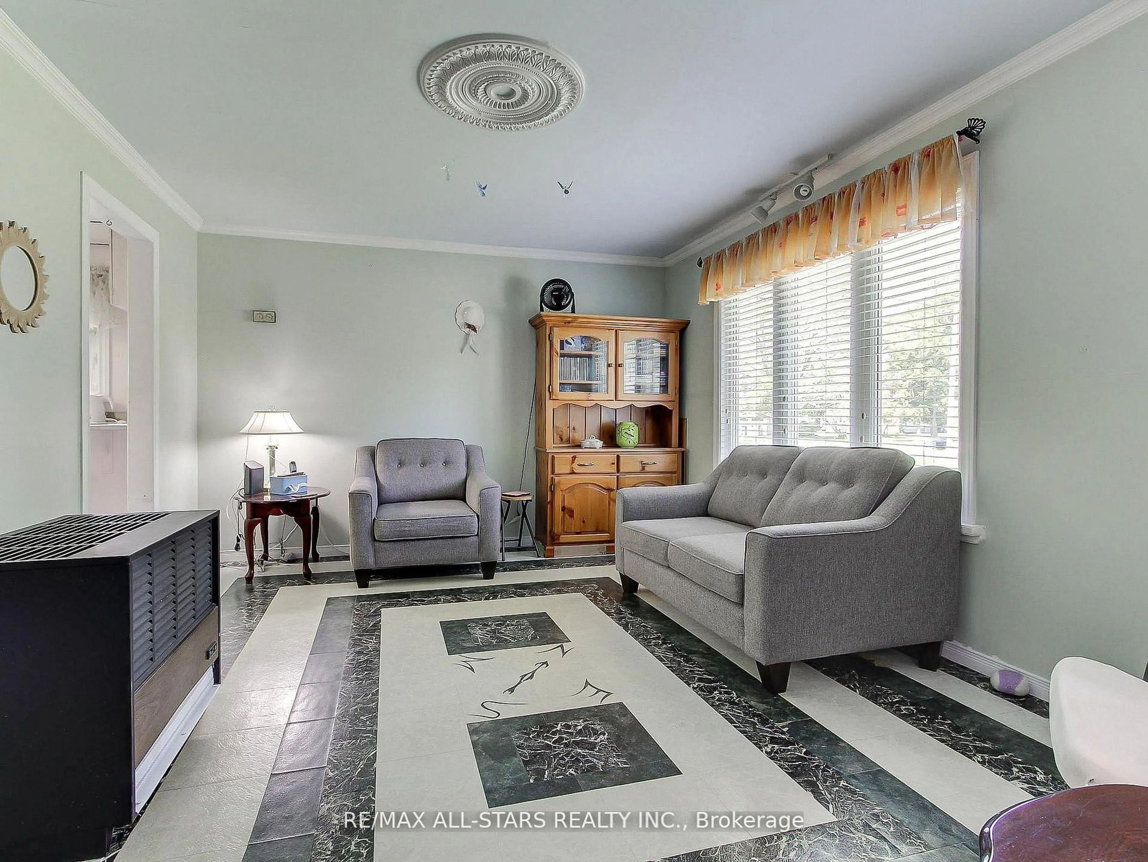 Living room with furniture, unknown for 9 Riverglen Dr, Georgina Ontario L4P 2P9