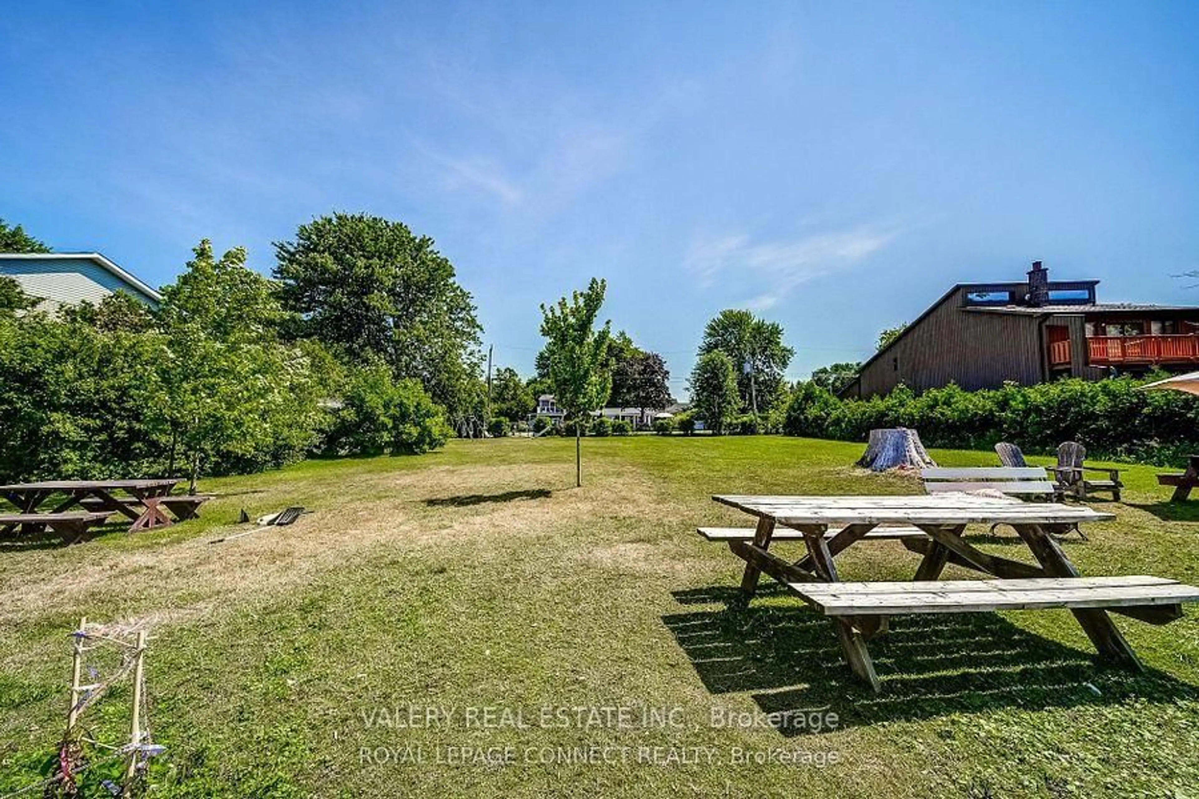 A pic from outside/outdoor area/front of a property/back of a property/a pic from drone, unknown for 158 Beach Rd, Georgina Ontario L4P 2L7