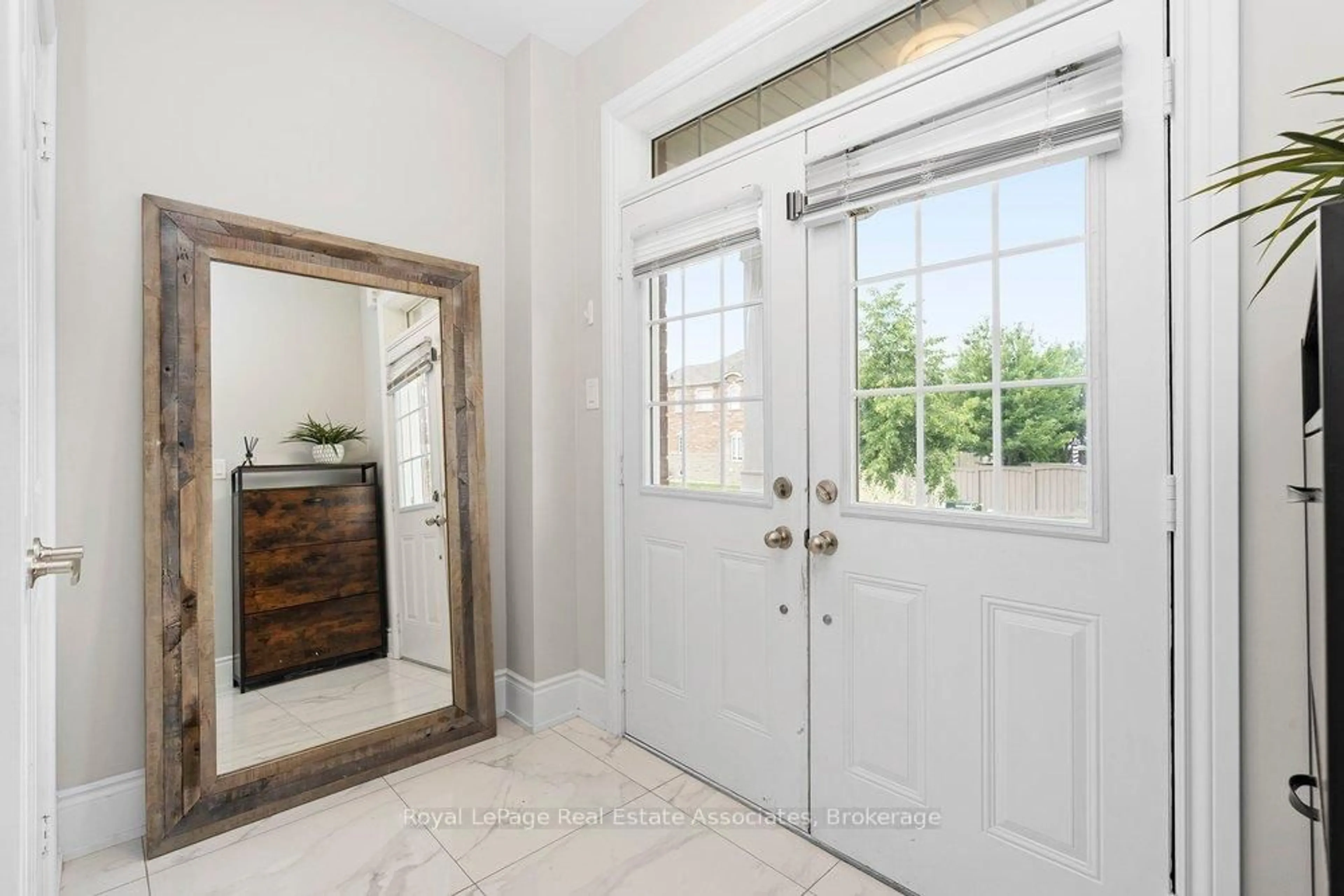 Indoor entryway for 158 Gentile Circ, Vaughan Ontario L4H 3N3