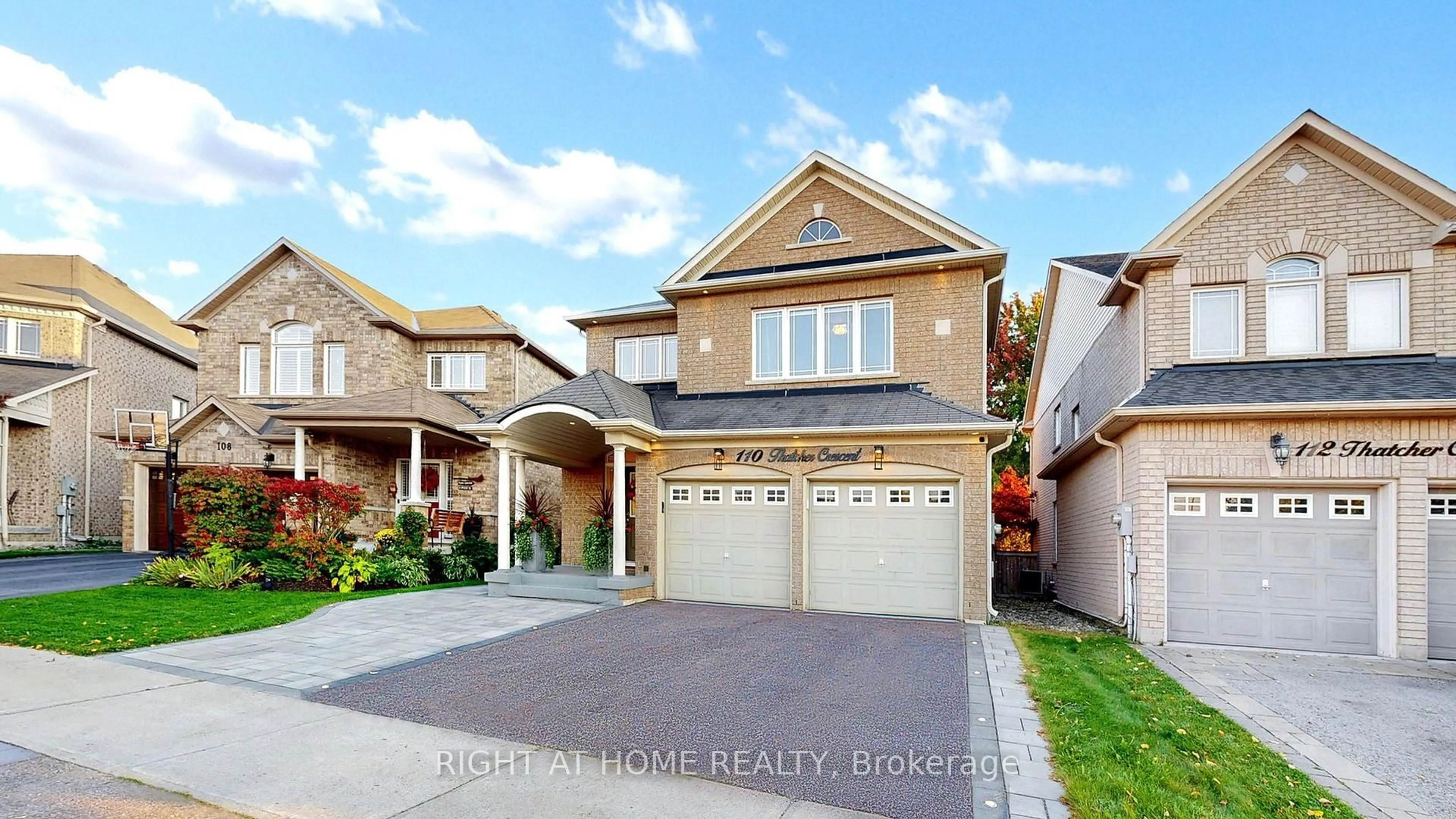 Home with vinyl exterior material, street for 110 Thatcher Cres, East Gwillimbury Ontario L9N 0B9