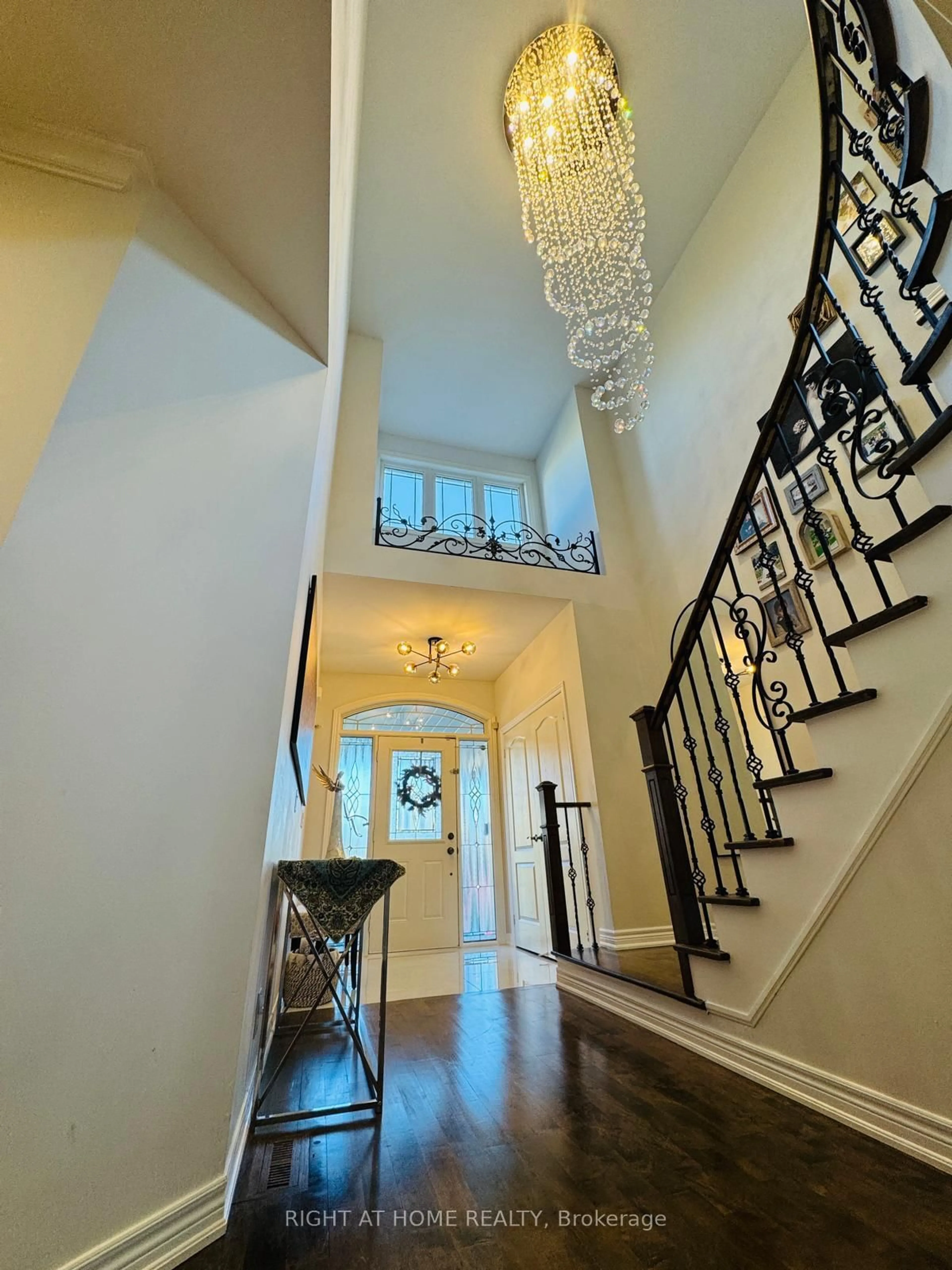 Indoor foyer for 110 Thatcher Cres, East Gwillimbury Ontario L9N 0B9