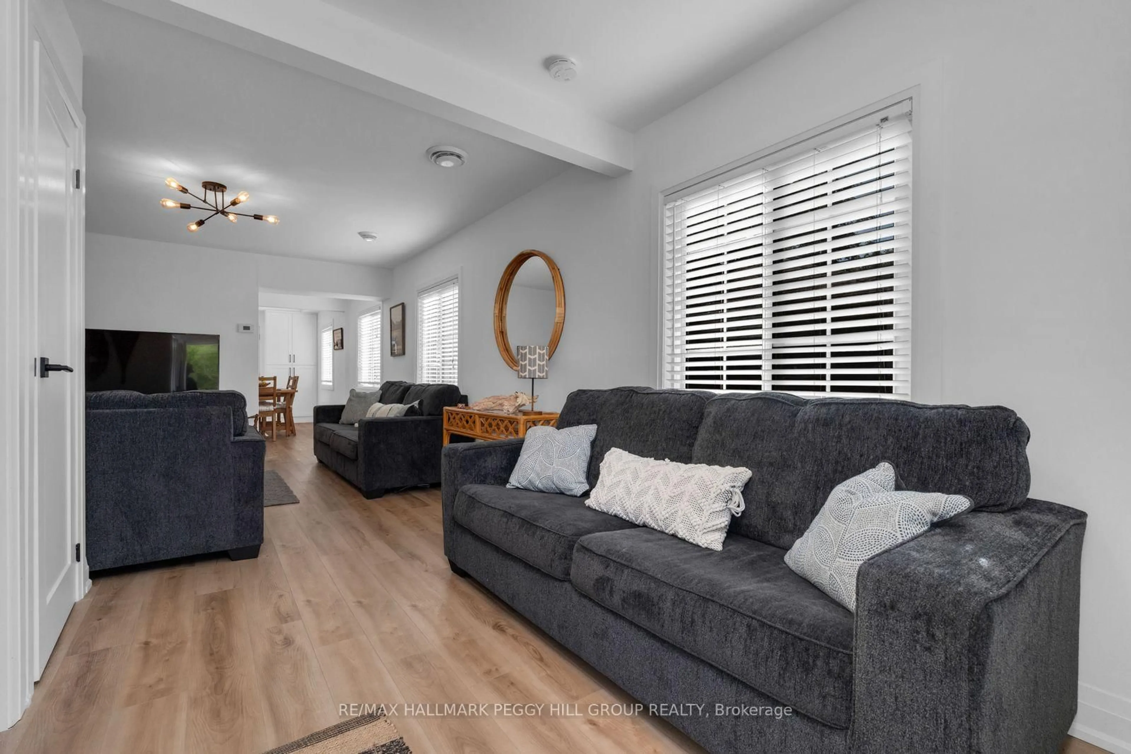 Living room with furniture, unknown for 1015 Isabella St, Innisfil Ontario L0L 1W0