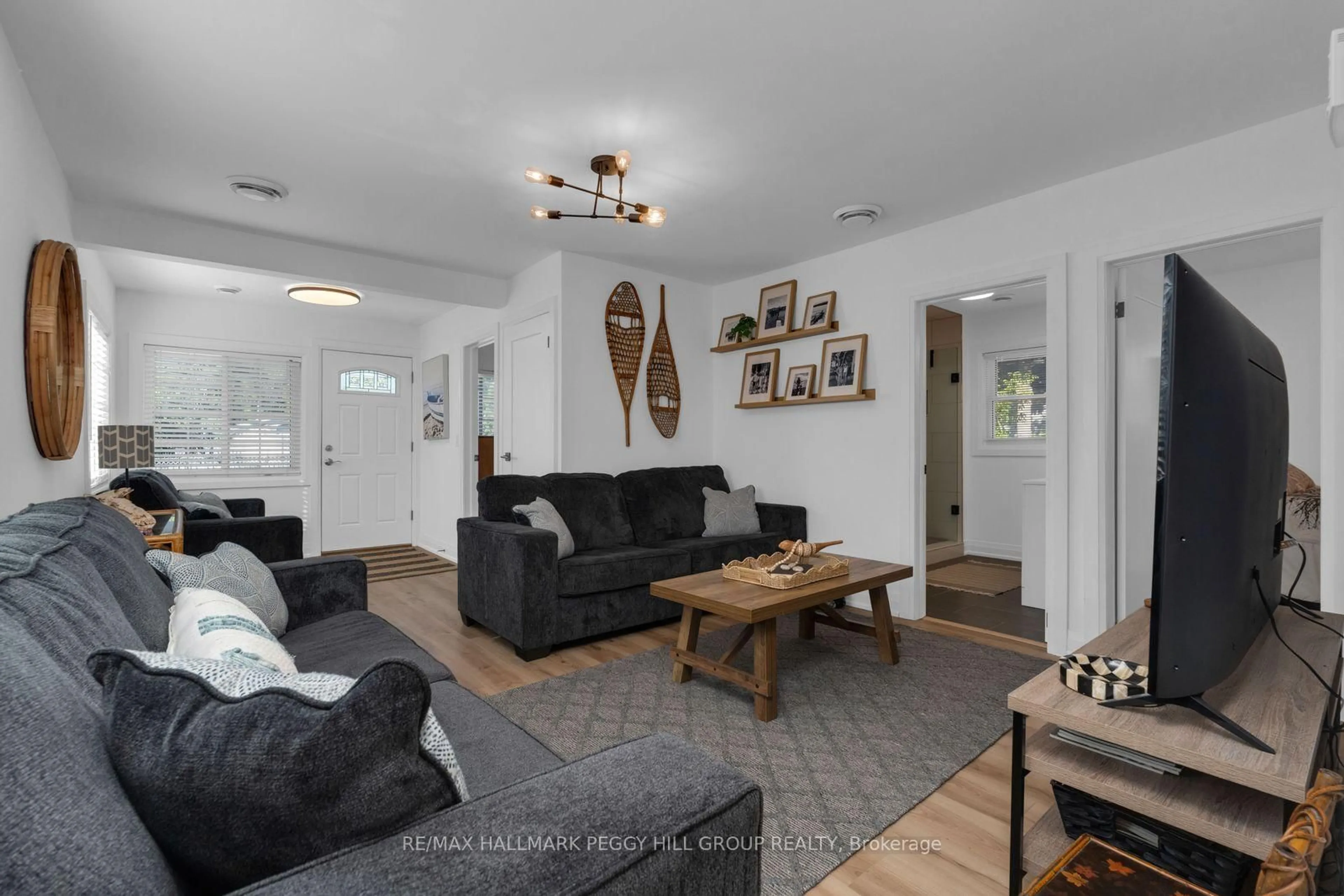 Living room with furniture, unknown for 1015 Isabella St, Innisfil Ontario L0L 1W0