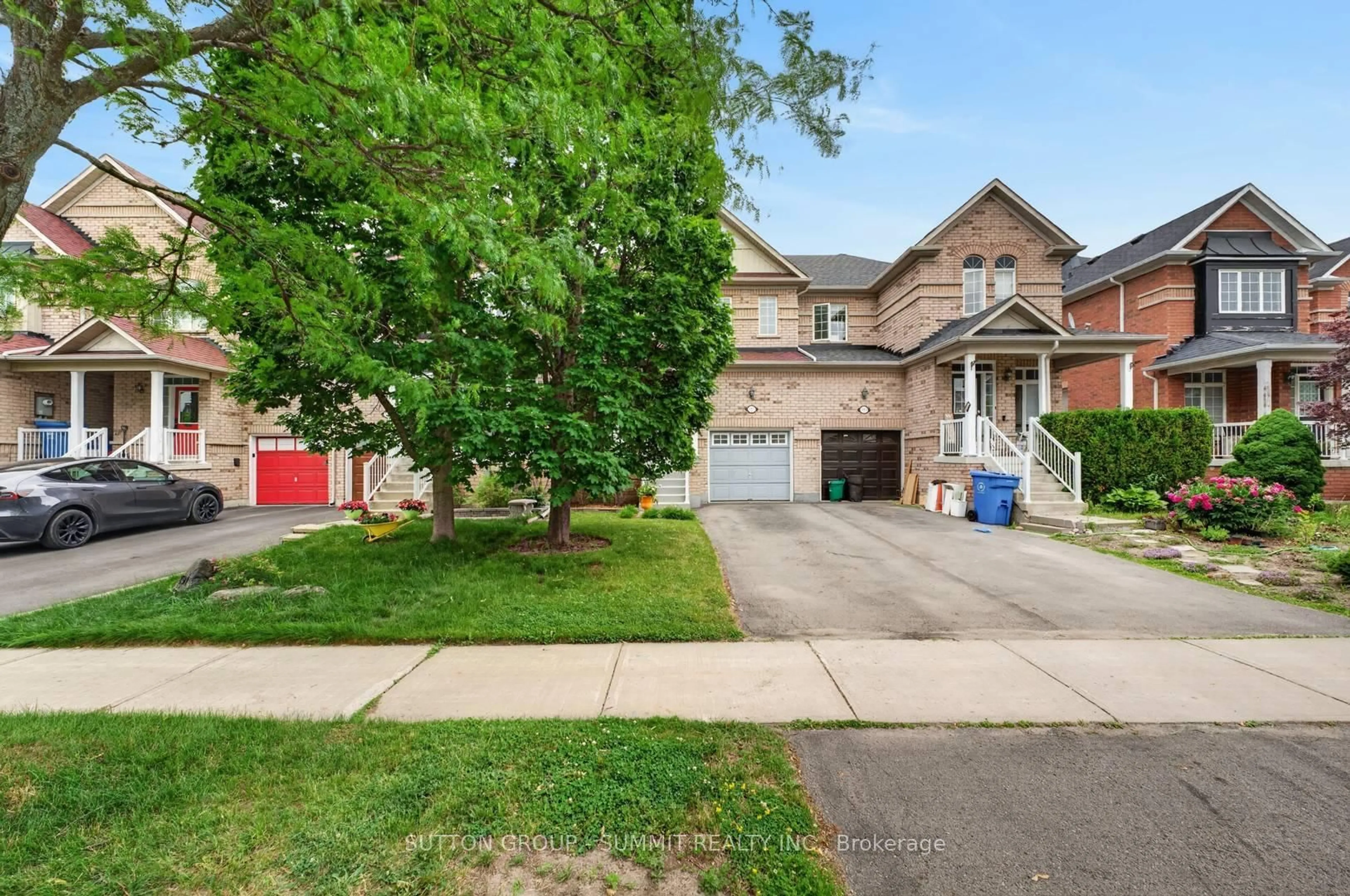 A pic from outside/outdoor area/front of a property/back of a property/a pic from drone, street for 187 Kirkvalley Cres, Aurora Ontario L4G 7S4
