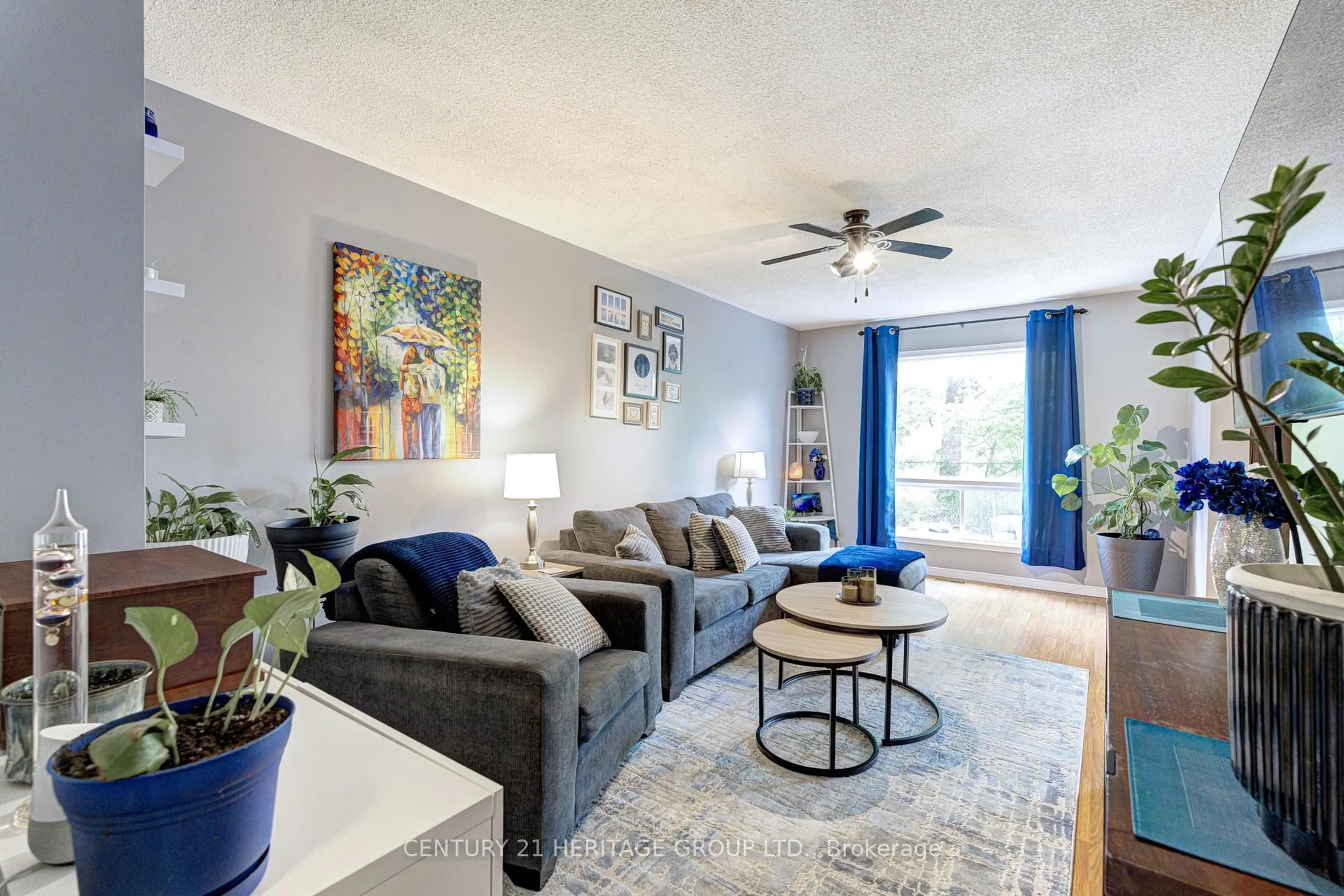 Living room with furniture, unknown for 49 Riverley Lane #6, New Tecumseth Ontario L9R 1X8