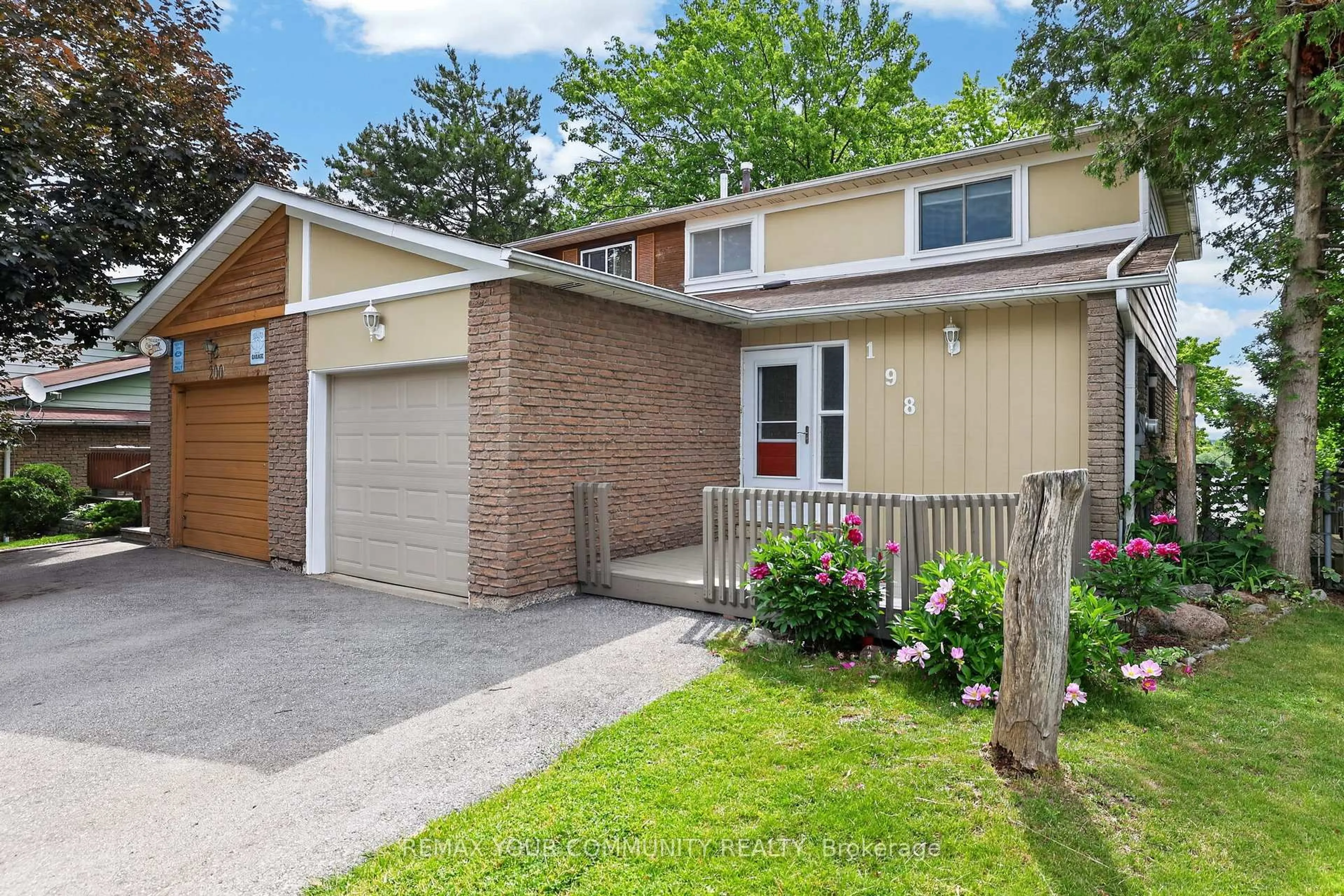 Home with brick exterior material, street for 198 Britannia Ave, Bradford West Gwillimbury Ontario L3Z 1A5