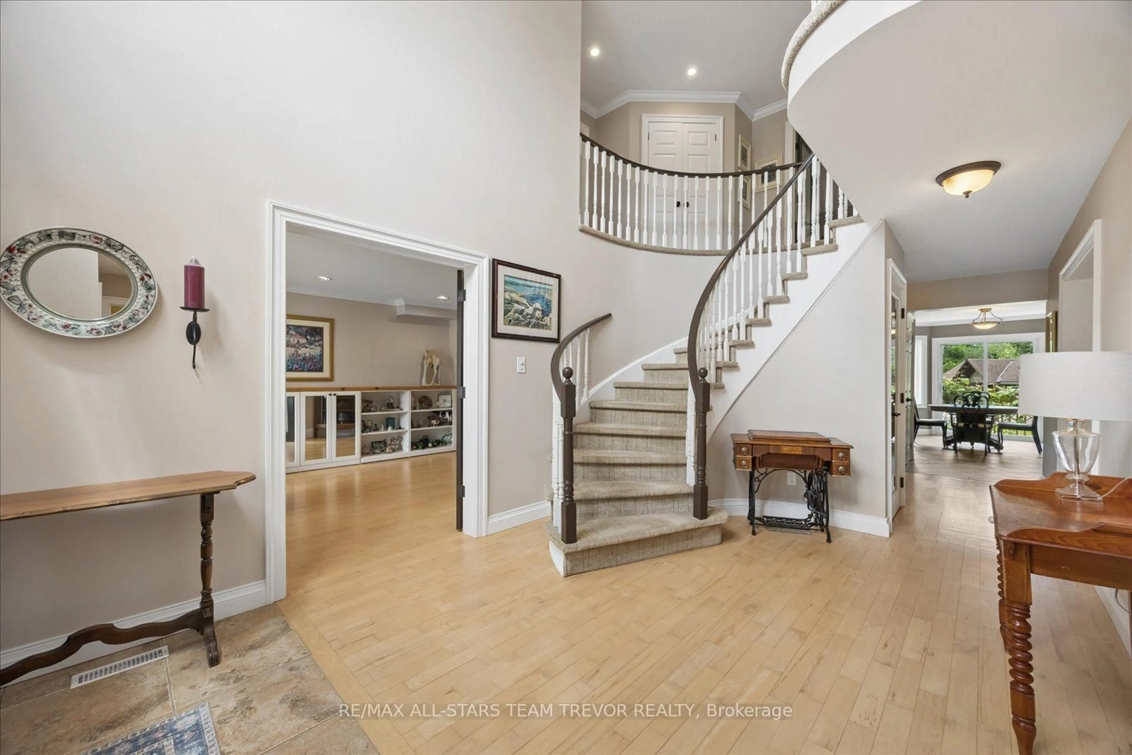 Indoor foyer for 46 Chartwell Cres, Georgina Ontario L4P 3N8