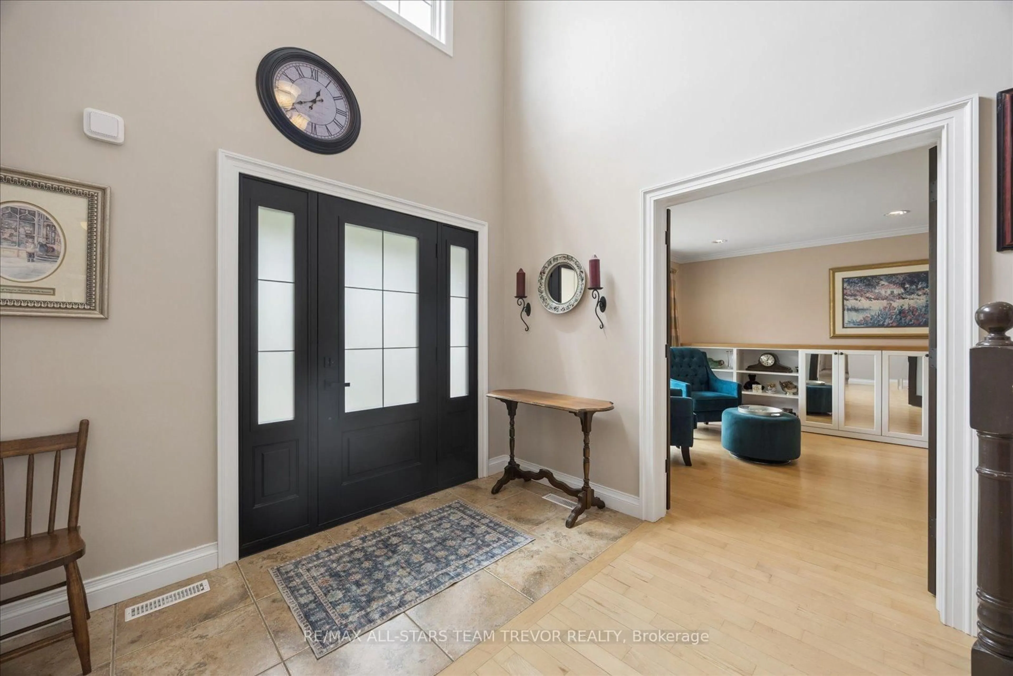 Indoor entryway for 46 Chartwell Cres, Georgina Ontario L4P 3N8