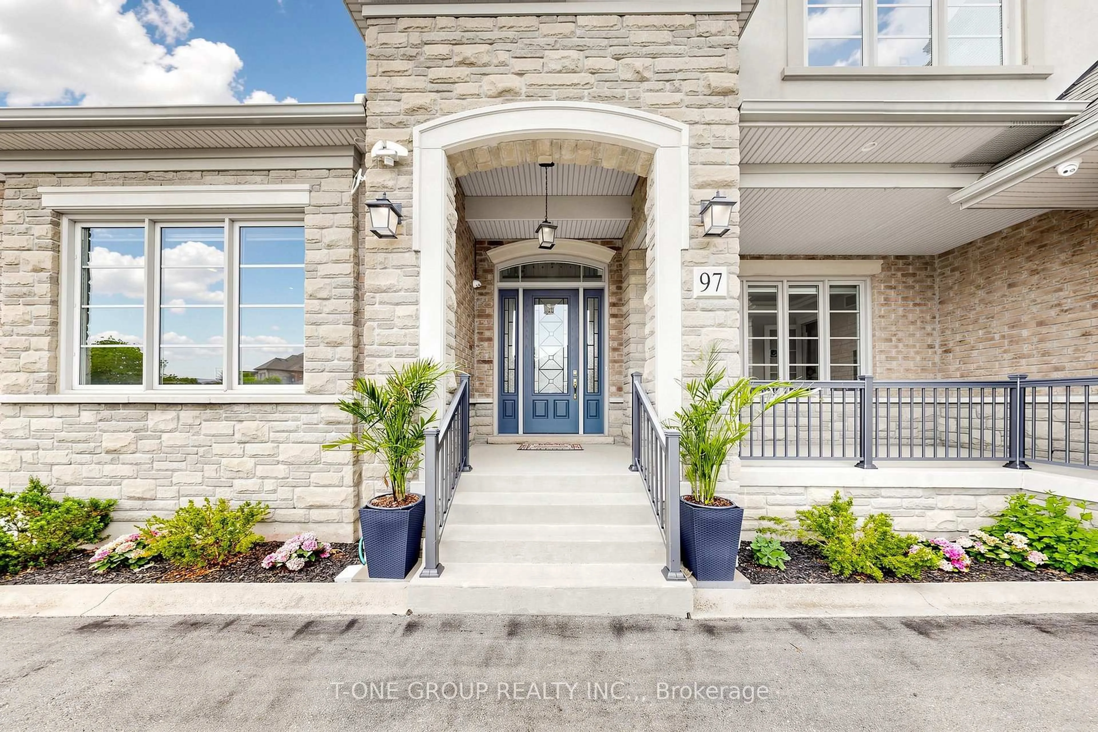 Indoor entryway for 97 Chuck Ormsby Cres, King Ontario L7B 0A7