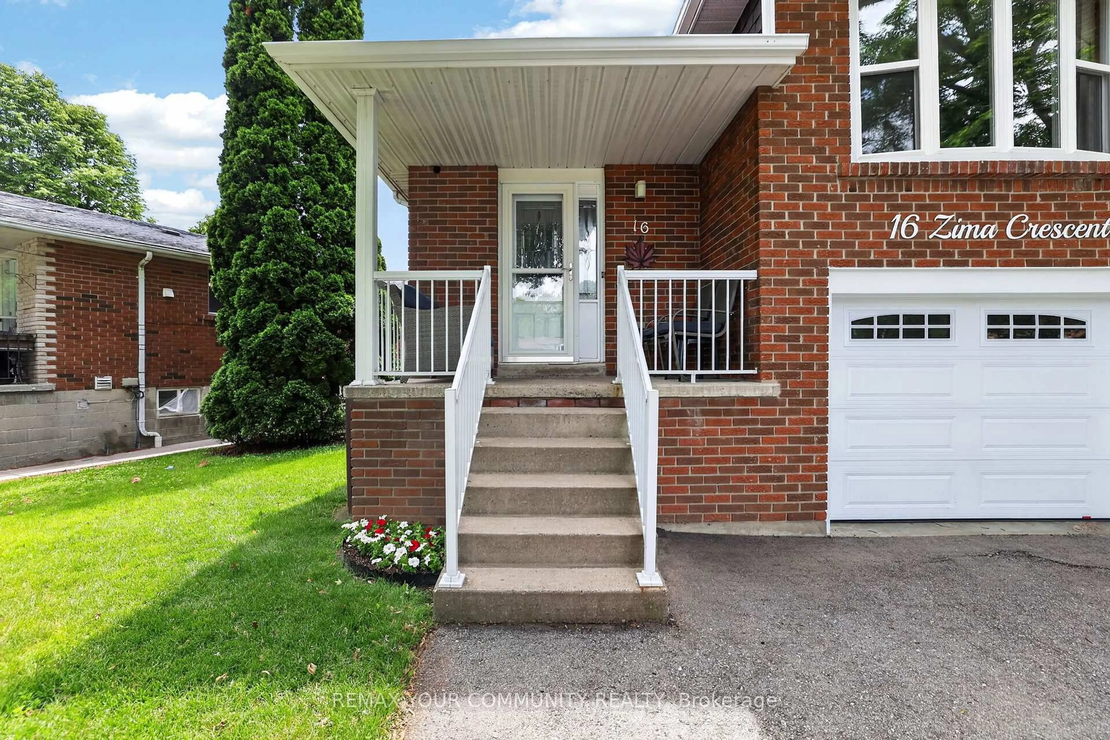 Home with brick exterior material, street for 16 Zima Cres, Bradford West Gwillimbury Ontario L3Z 1Z7