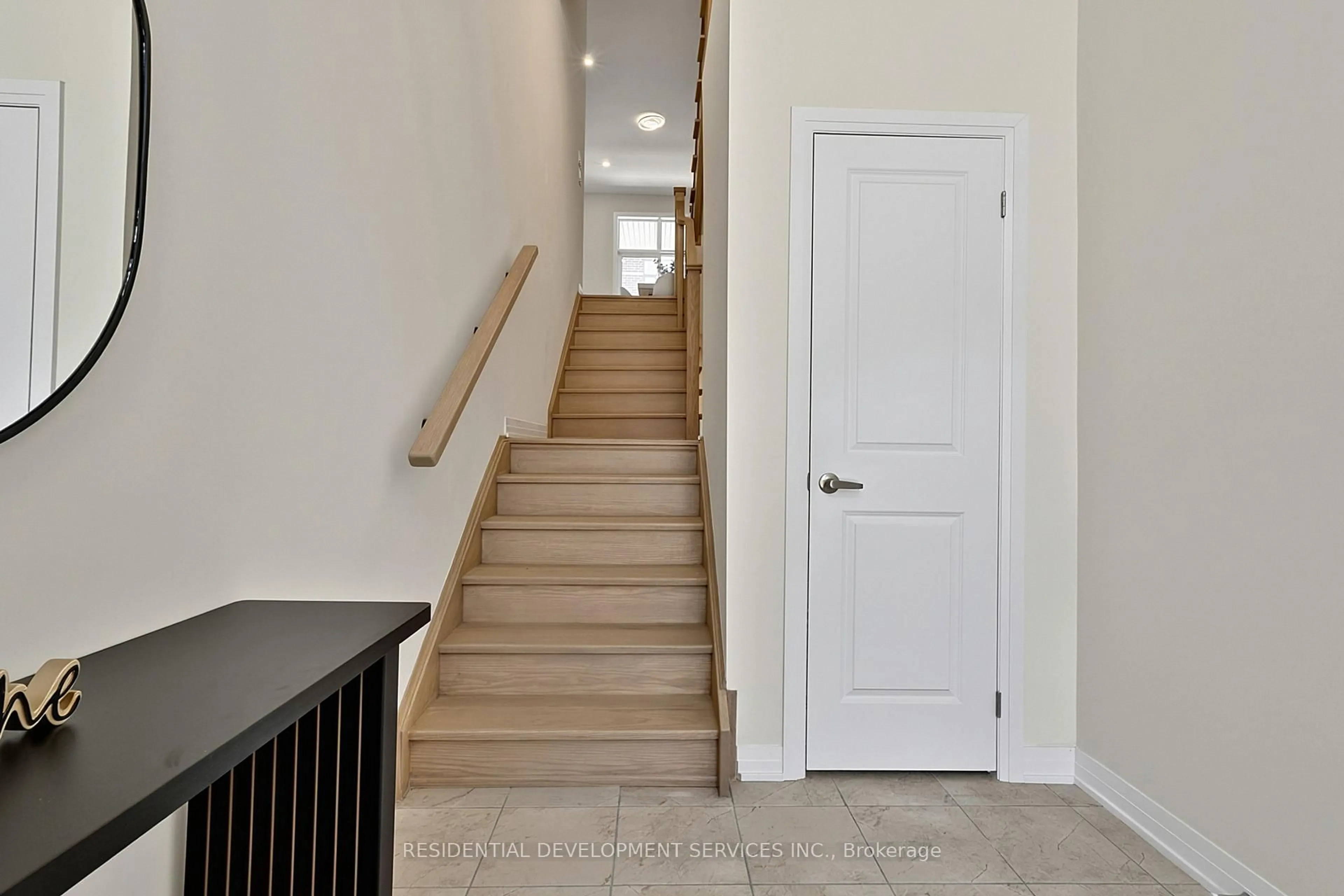 Indoor entryway for 12 Tay Lane, Richmond Hill Ontario L4S 0N8