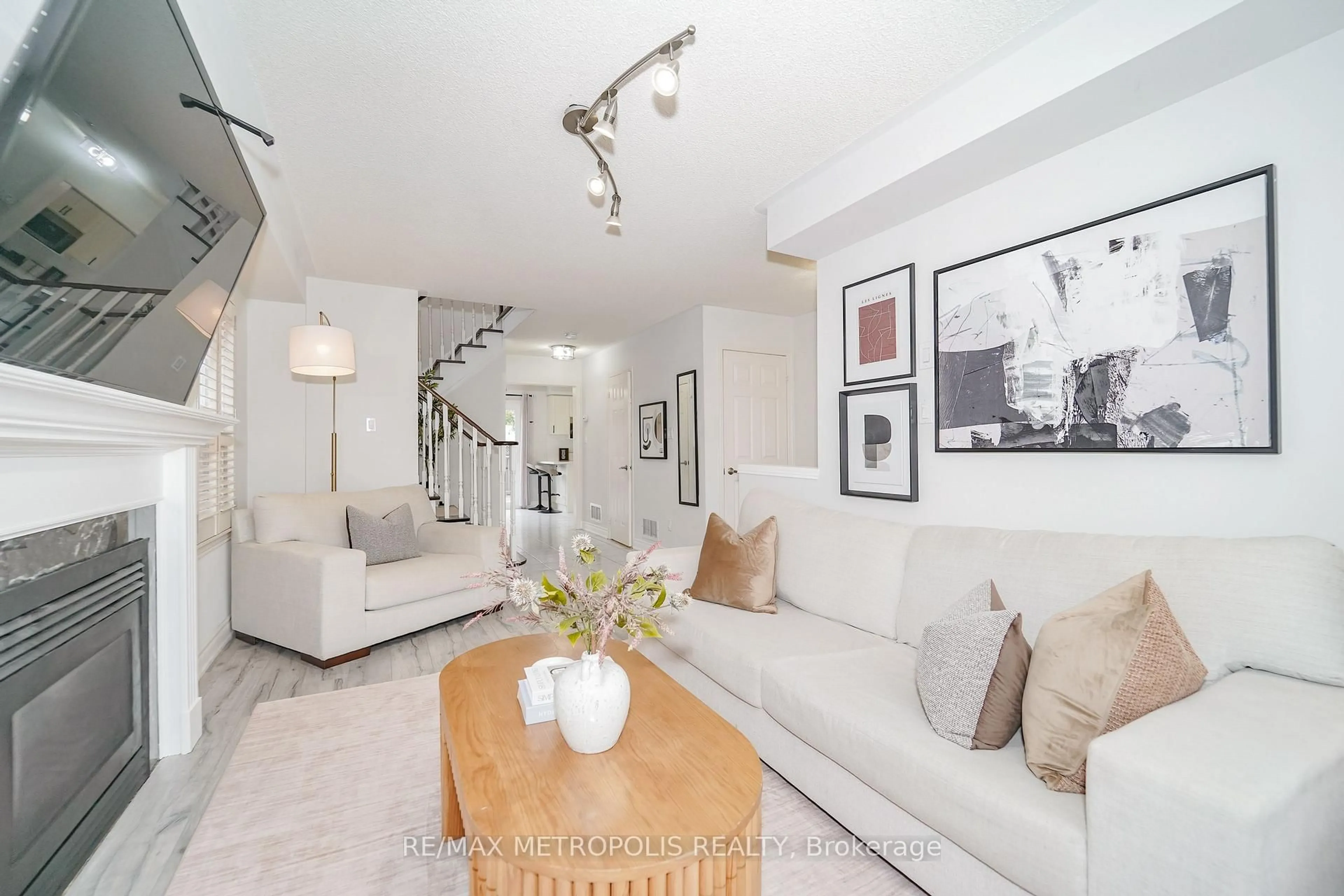 Living room with furniture, unknown for 646 Walpole Cres, Newmarket Ontario L3X 2B4