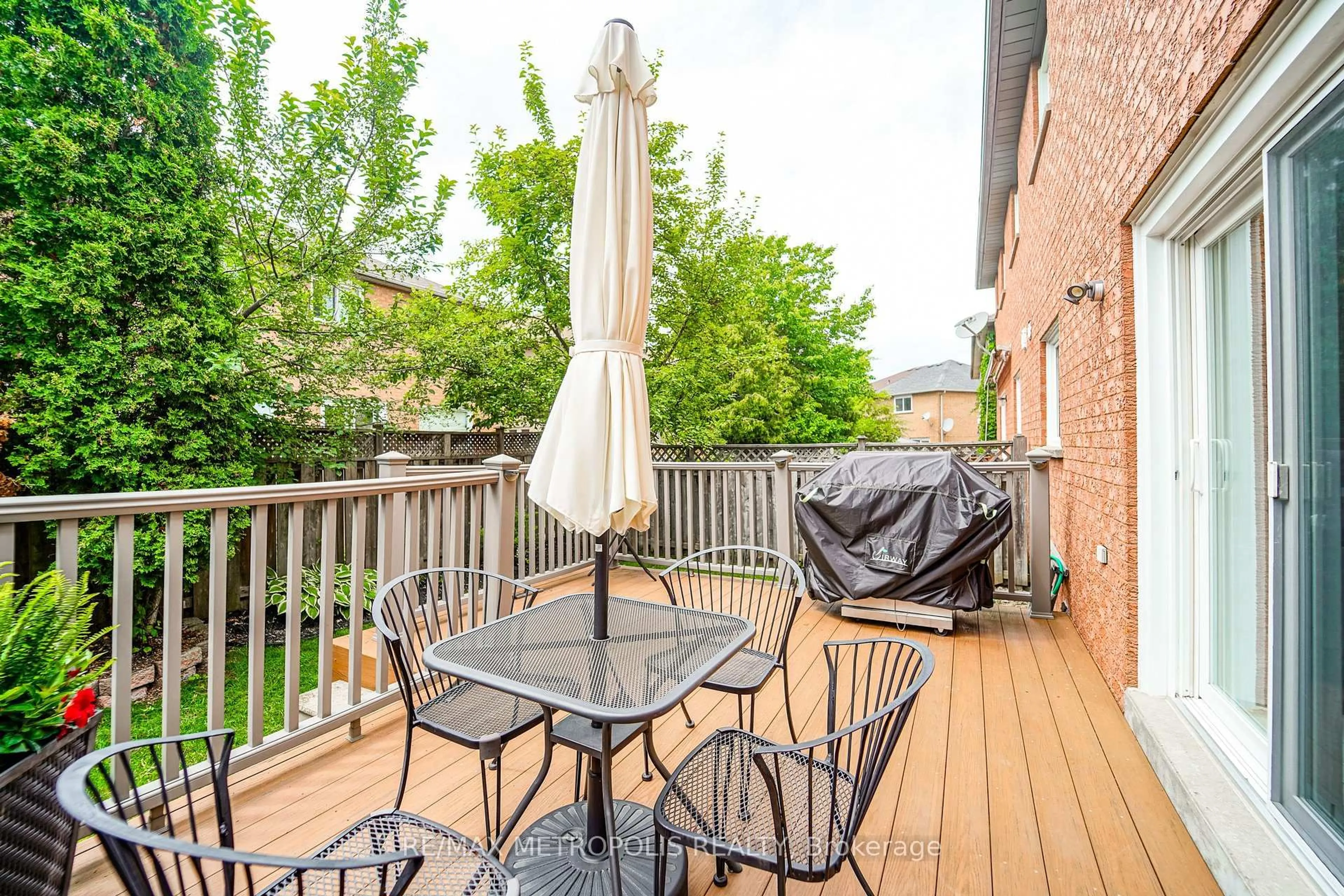 Patio, street for 646 Walpole Cres, Newmarket Ontario L3X 2B4