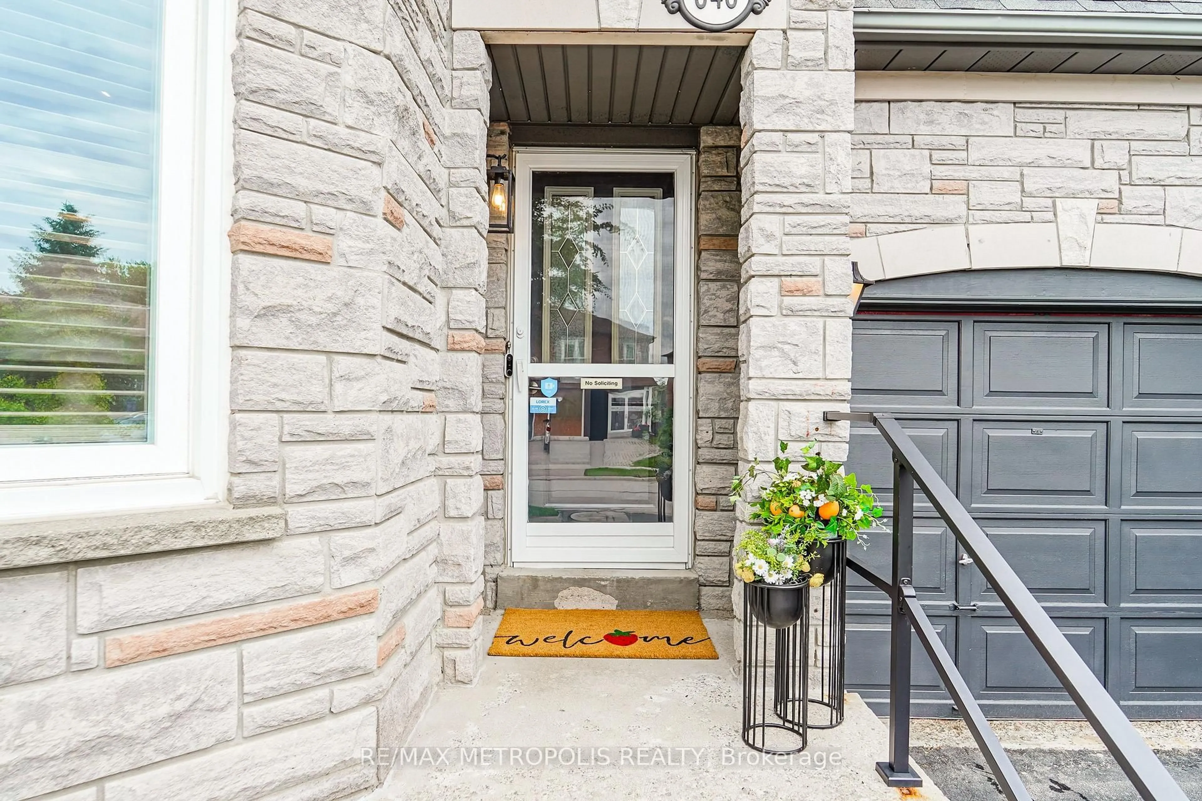 Indoor entryway for 646 Walpole Cres, Newmarket Ontario L3X 2B4