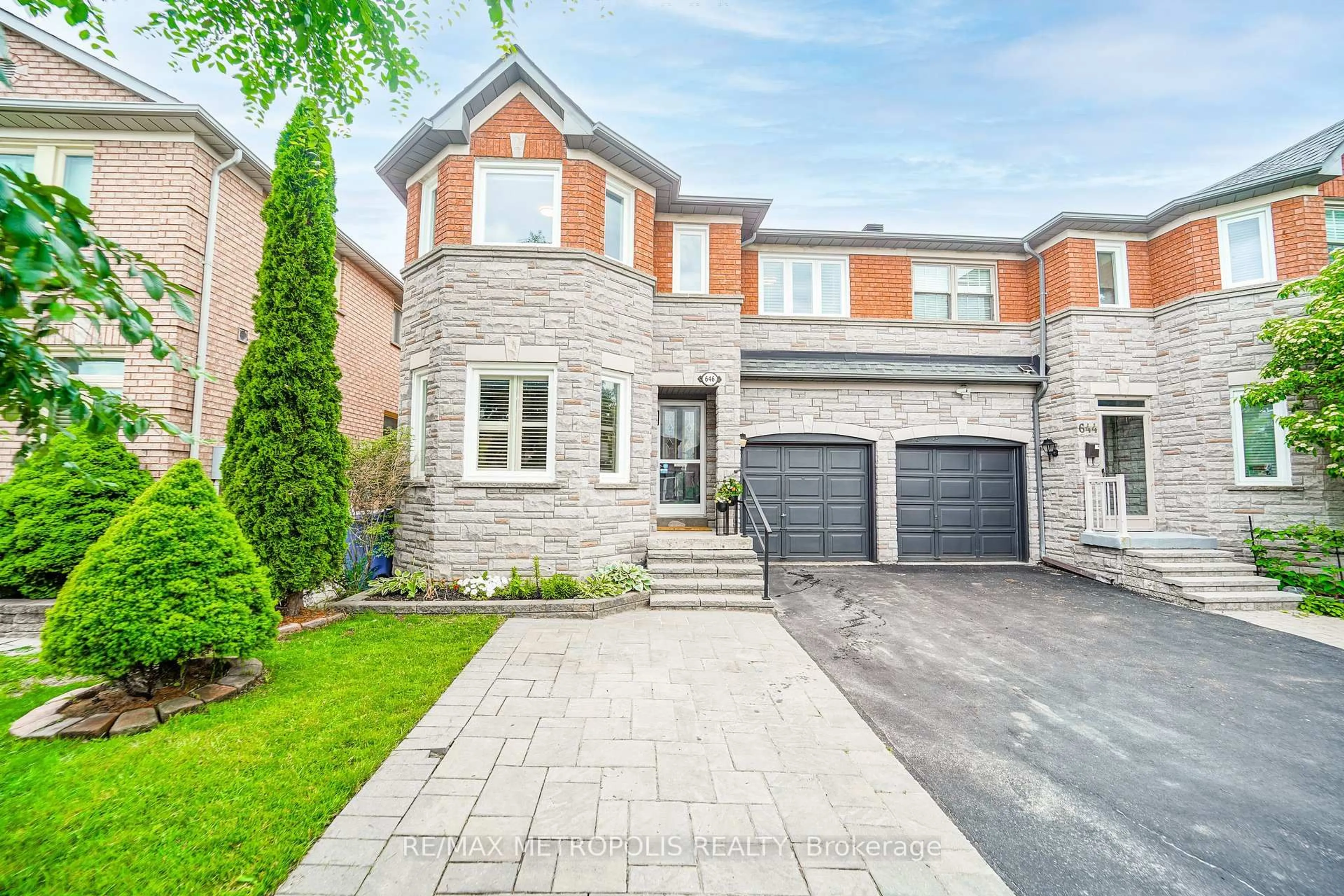 Home with brick exterior material, street for 646 Walpole Cres, Newmarket Ontario L3X 2B4