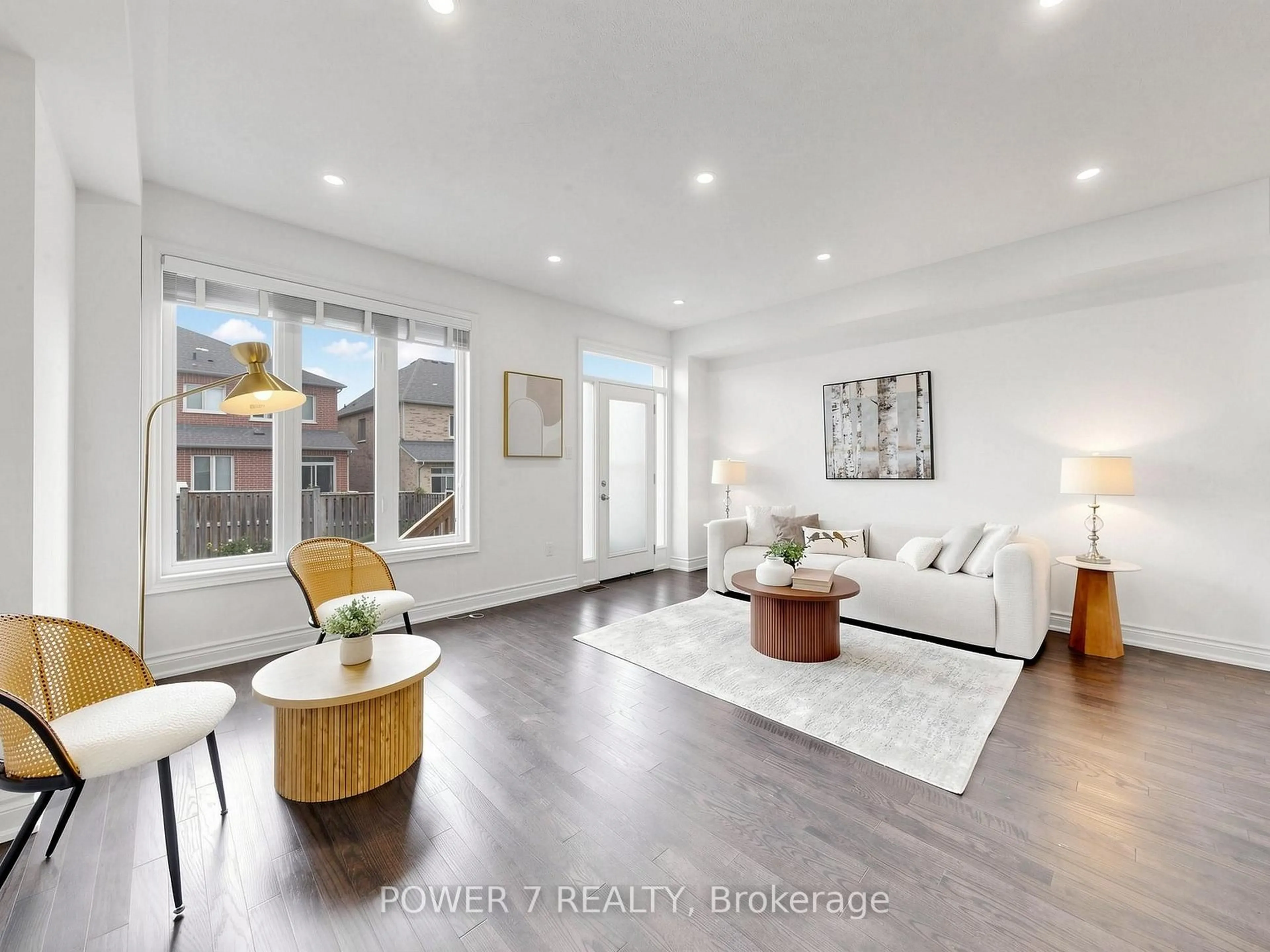 Living room with furniture, unknown for 8 Briarfield Ave, East Gwillimbury Ontario L9N 0P5