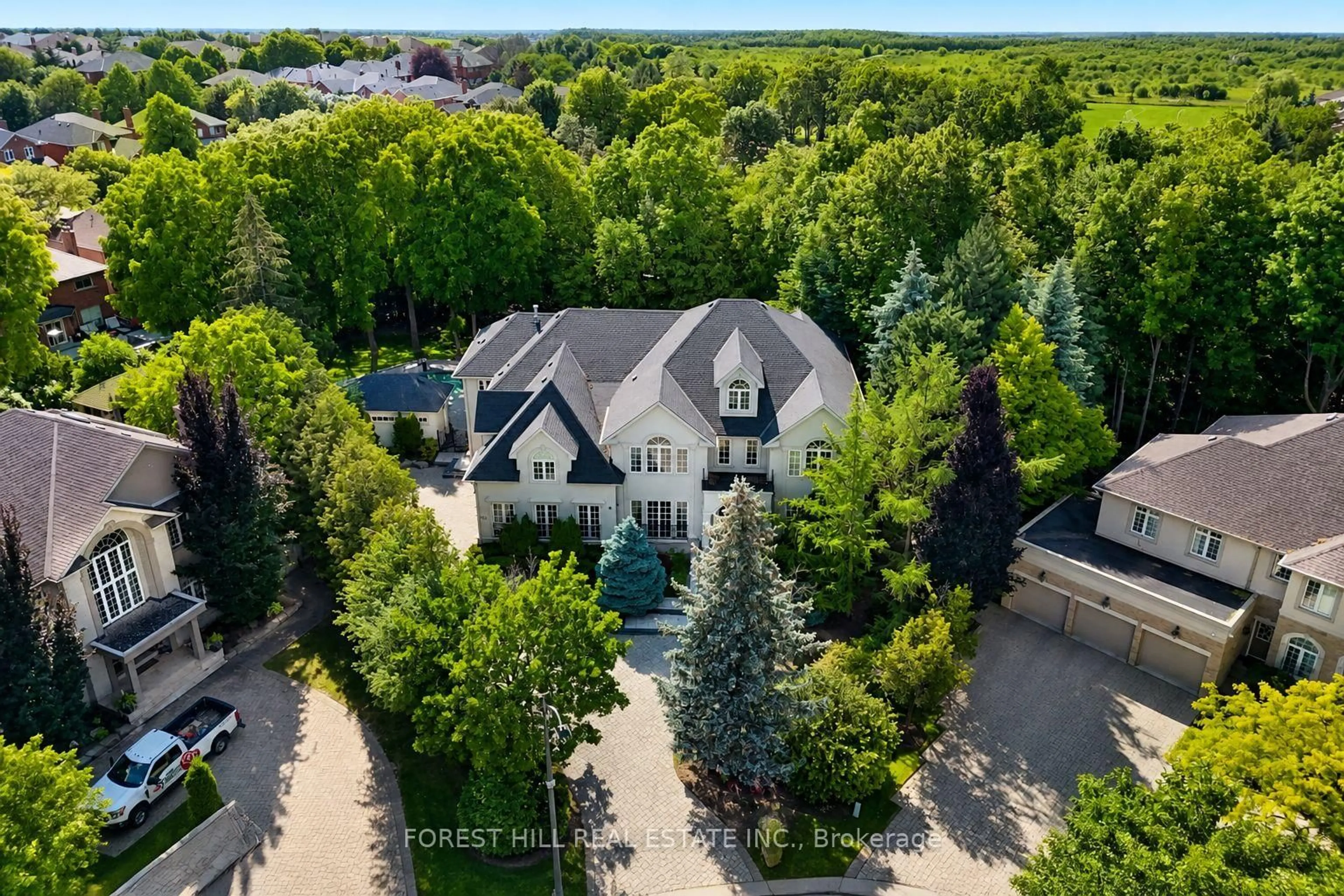 A pic from outside/outdoor area/front of a property/back of a property/a pic from drone, street for 160 Renaissance Crt, Vaughan Ontario L4J 7W4