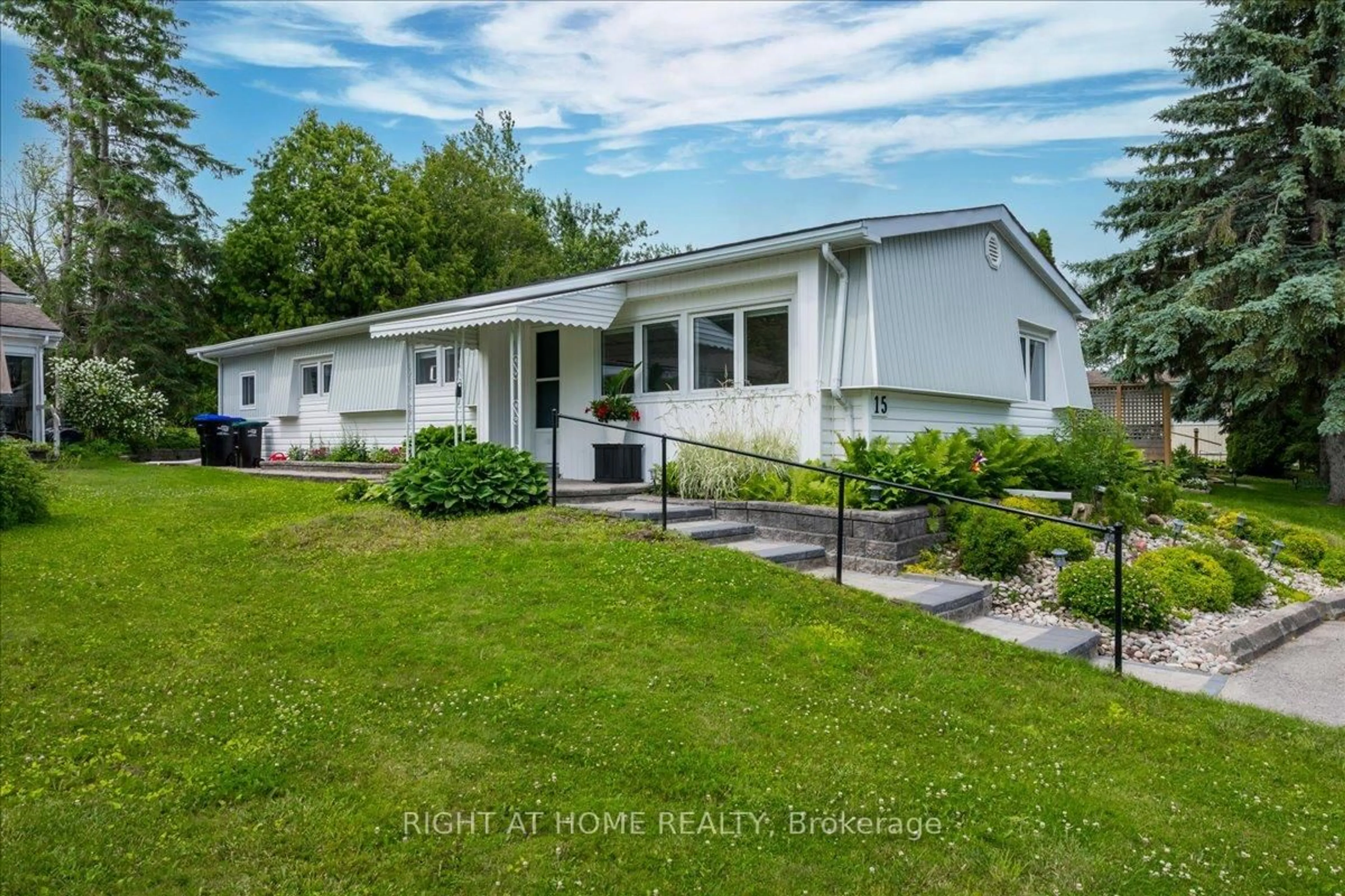 Home with vinyl exterior material, water/lake/river/ocean view for 15 Flora Dr, Innisfil Ontario L9S 1R3