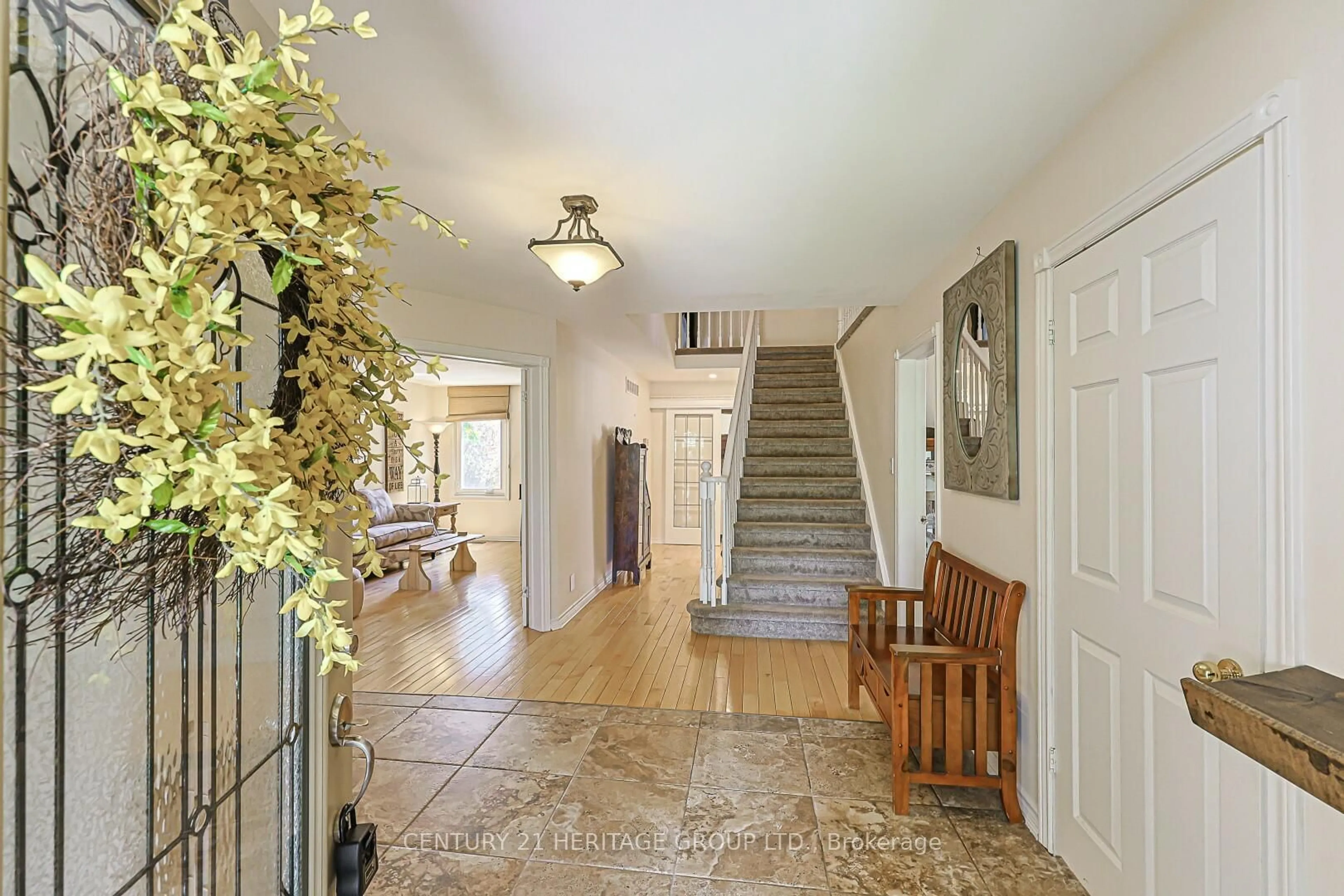 Indoor foyer for 12 Gres Crt, Bradford West Gwillimbury Ontario L3Z 2S4
