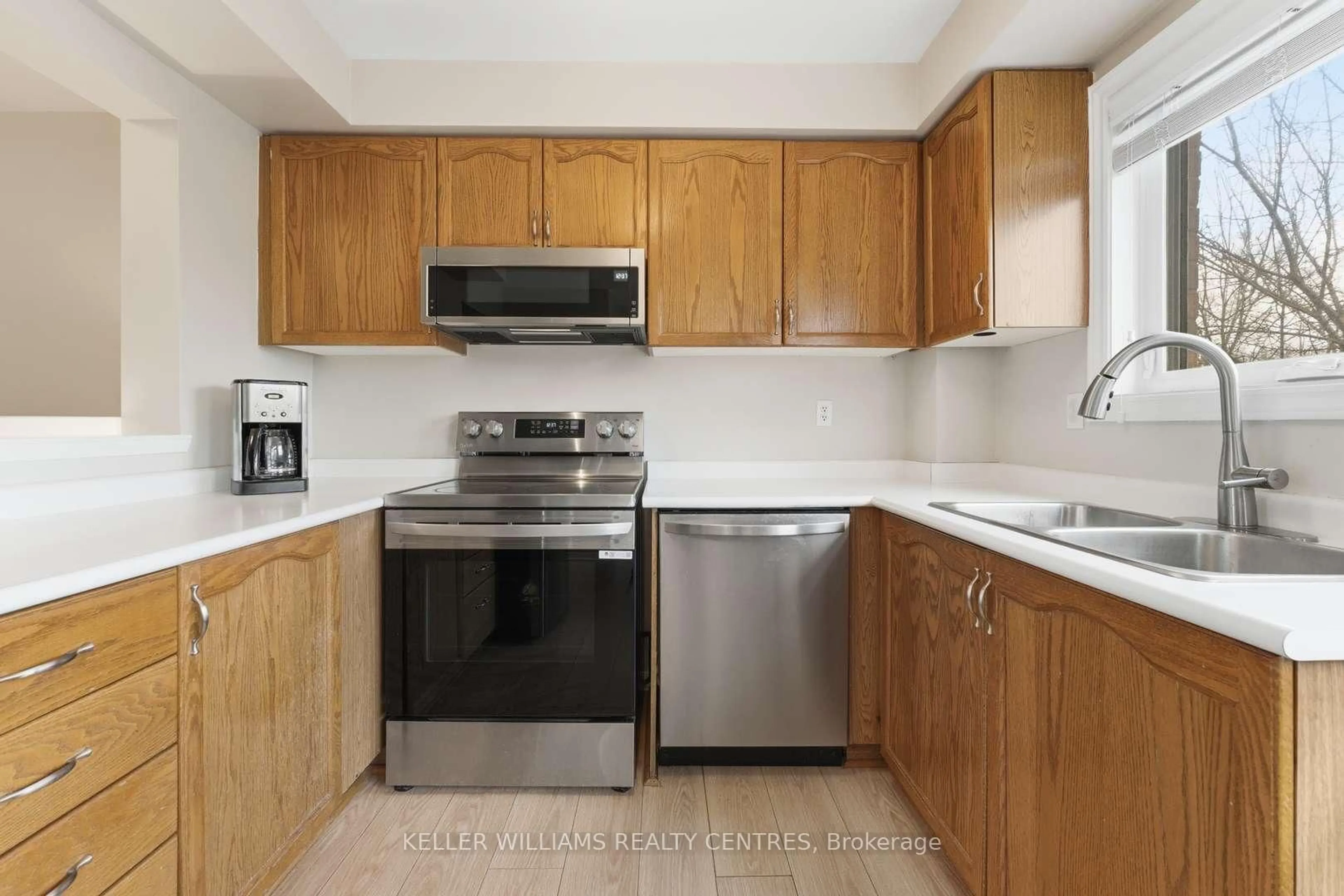 Standard kitchen, unknown for 22 Ross Linton Dr, Aurora Ontario L4G 6T3