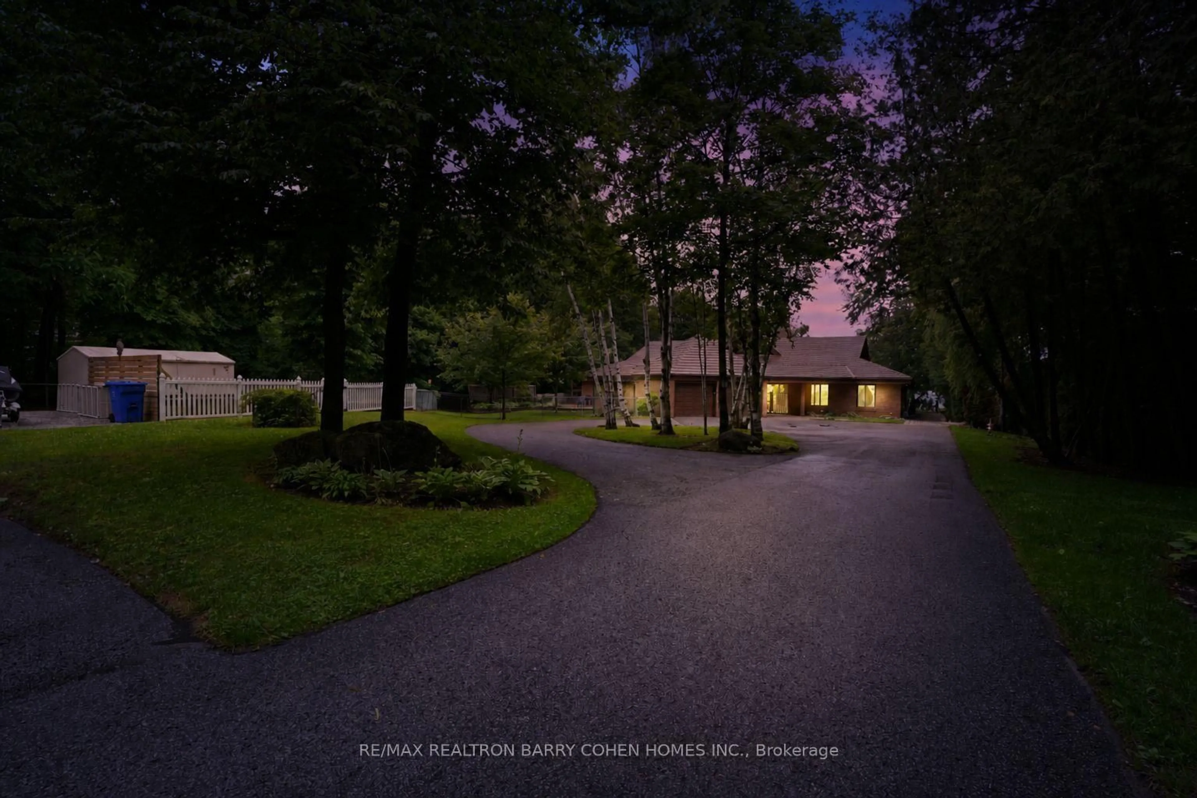 A pic from outside/outdoor area/front of a property/back of a property/a pic from drone, street for 700 Lake Dr, Georgina Ontario L4P 3C8