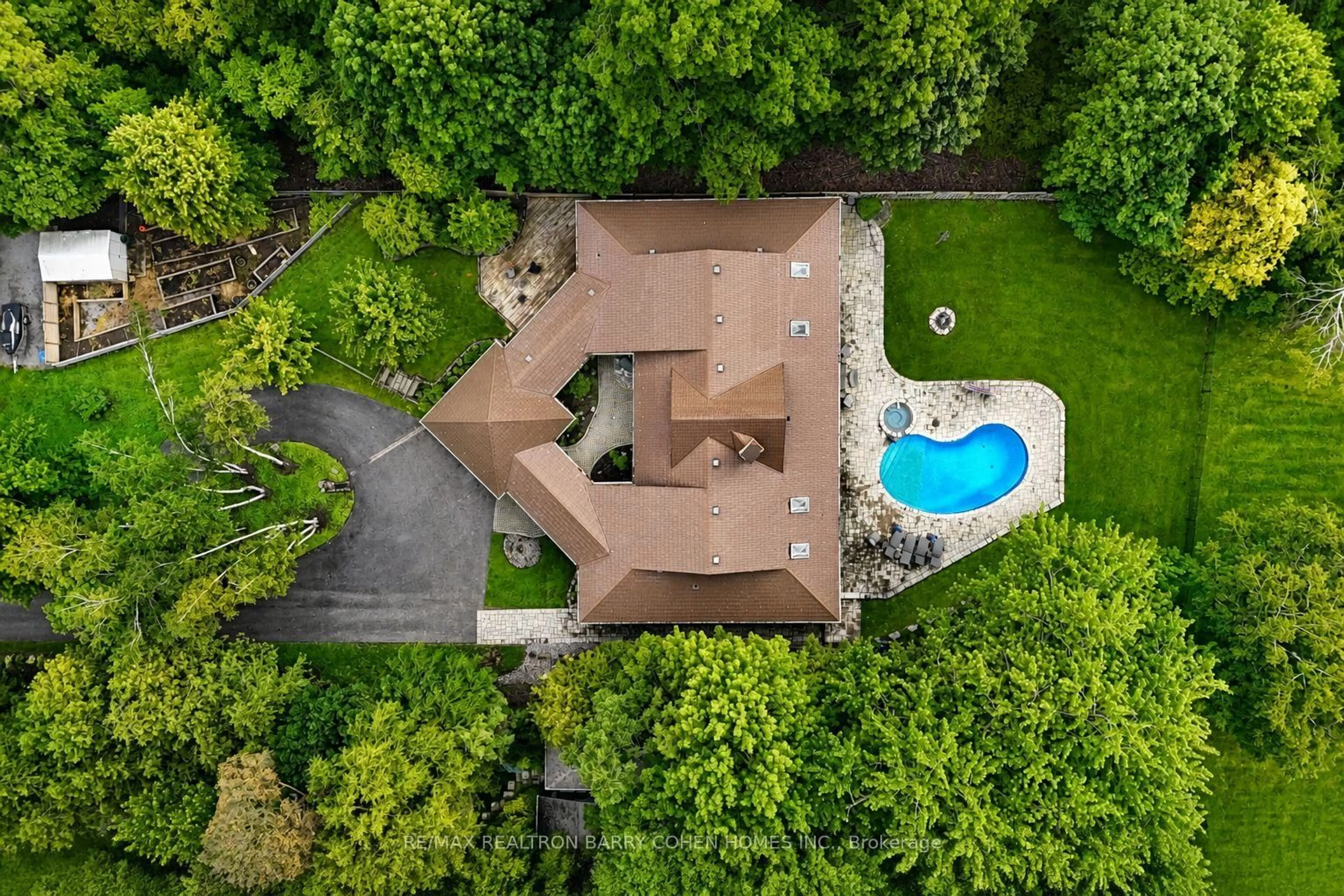 A pic from outside/outdoor area/front of a property/back of a property/a pic from drone, street for 700 Lake Dr, Georgina Ontario L4P 3C8