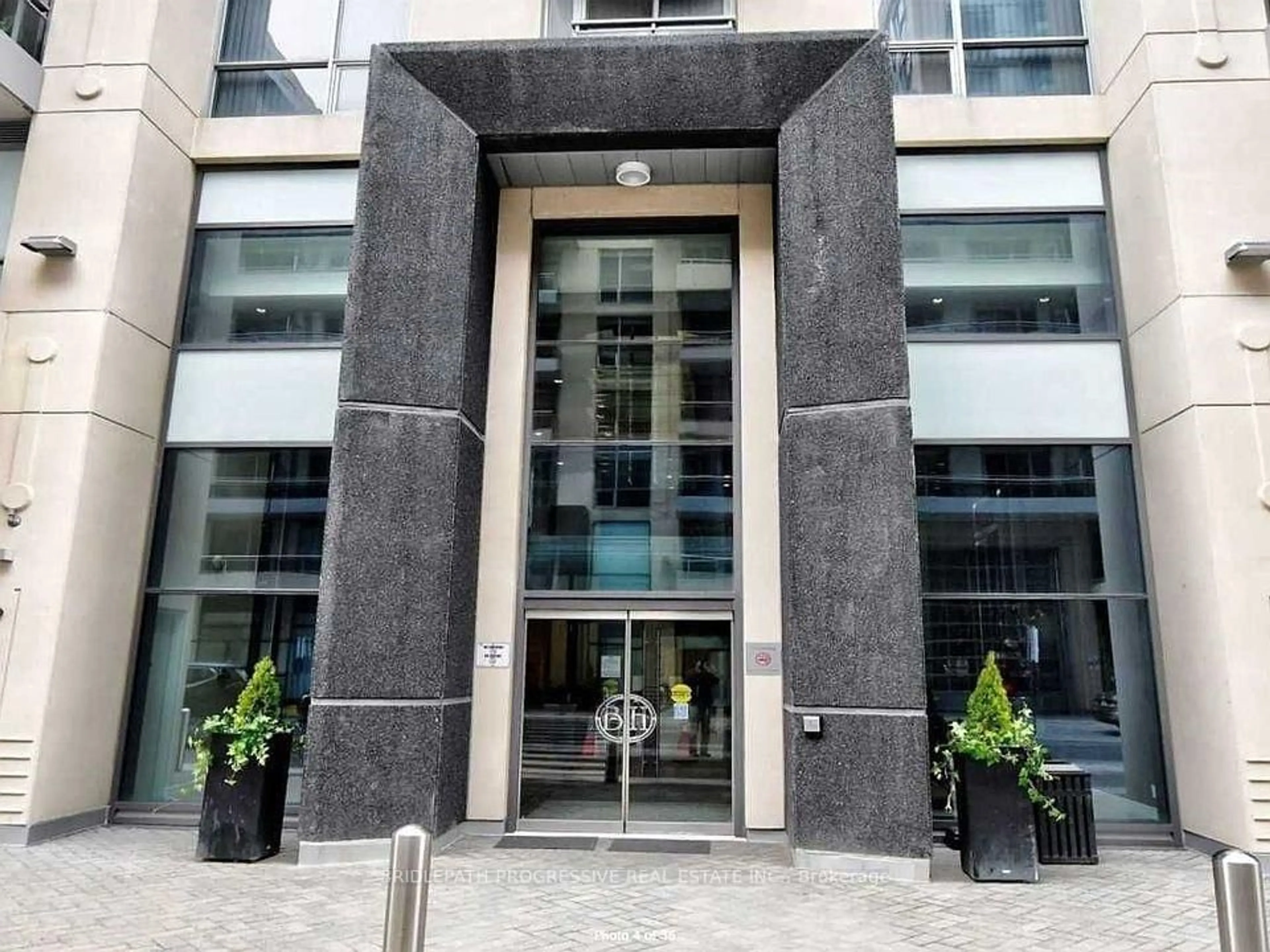 Indoor foyer for 9205 Yonge St #1211, Richmond Hill Ontario L4C 1V5