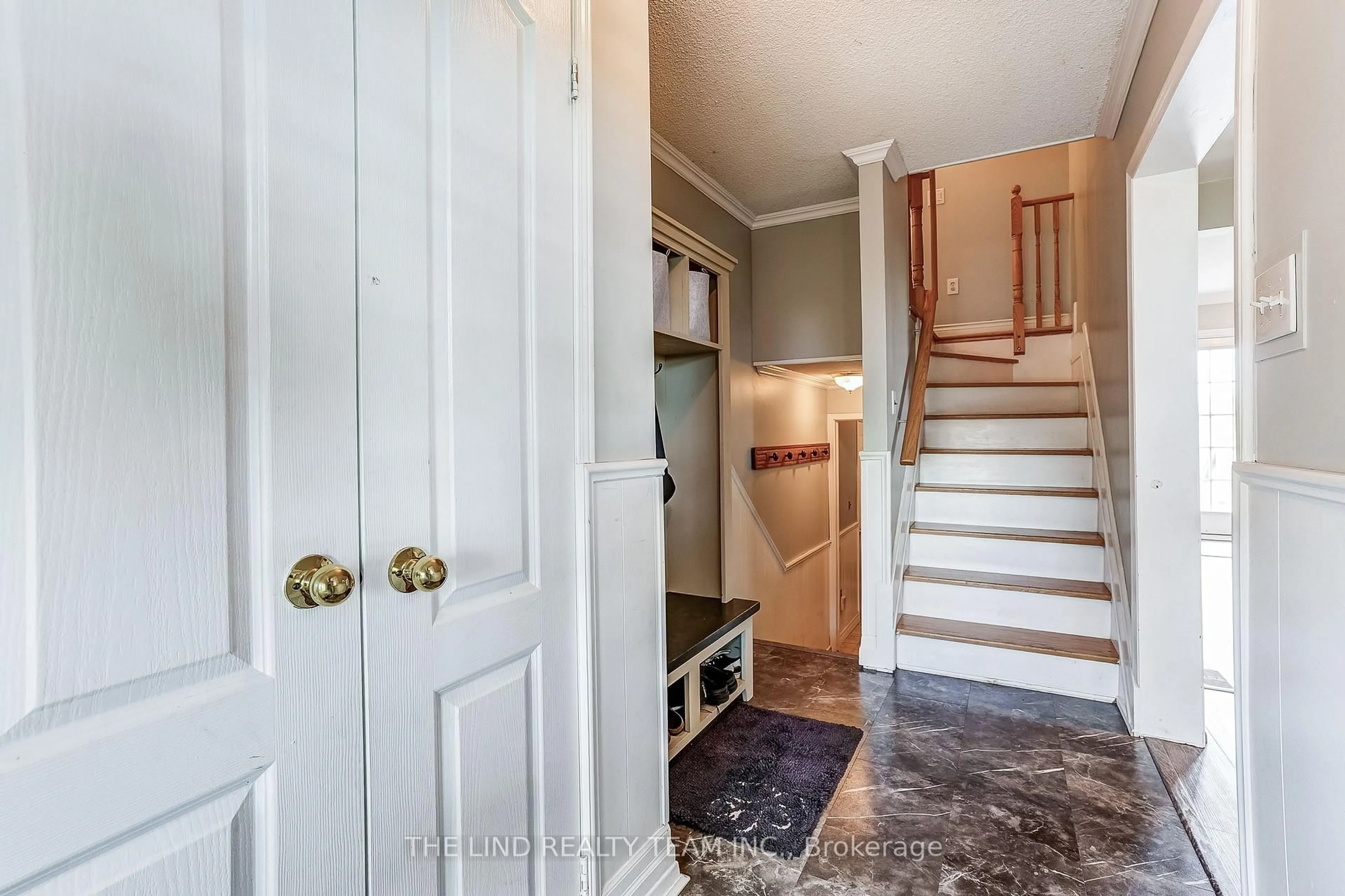 Indoor entryway for 19505 Bathurst St, East Gwillimbury Ontario L3Y 4V9