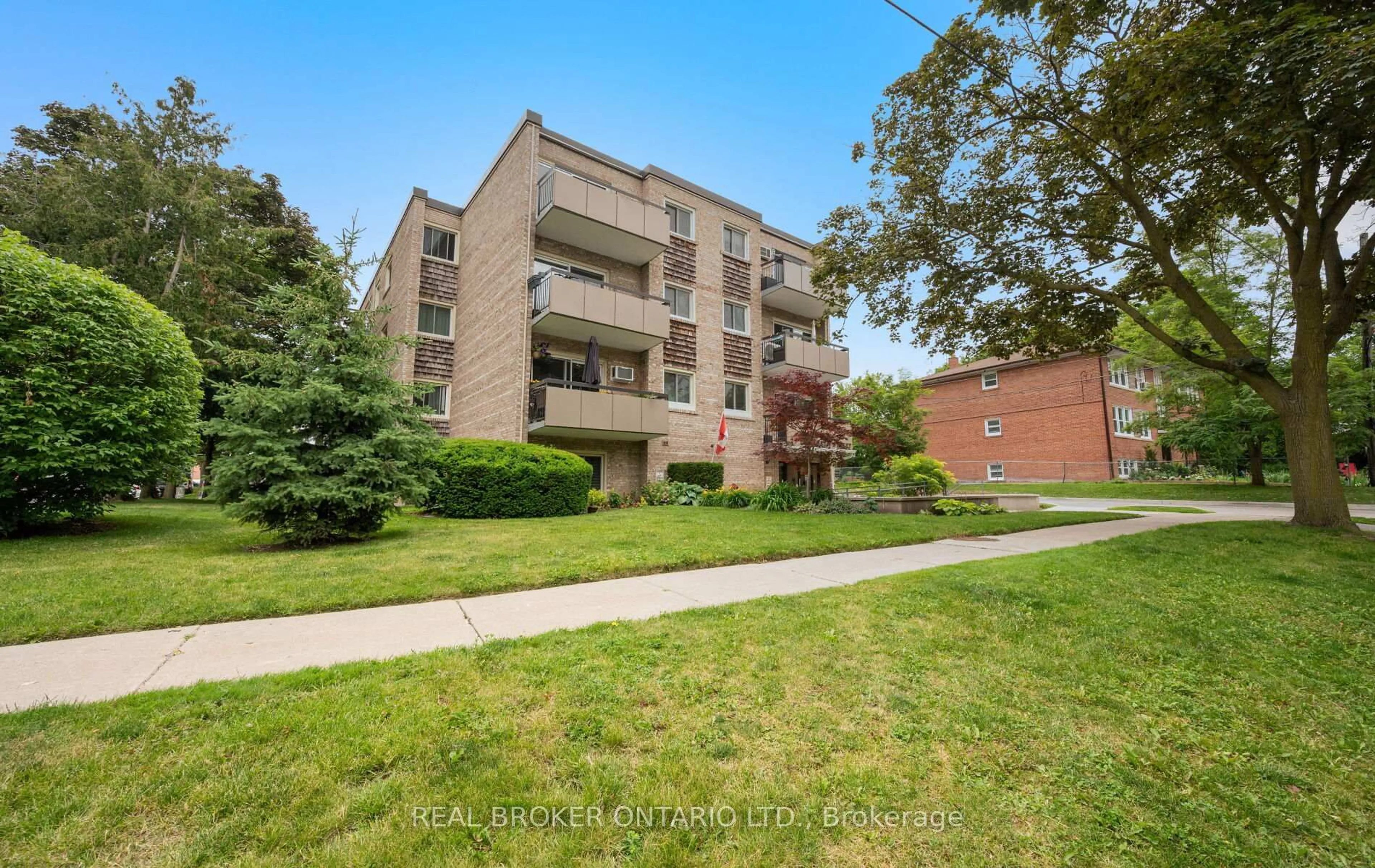 A pic from outside/outdoor area/front of a property/back of a property/a pic from drone, unknown for 21 Elizabeth St #202, Richmond Hill Ontario L4C 3V5