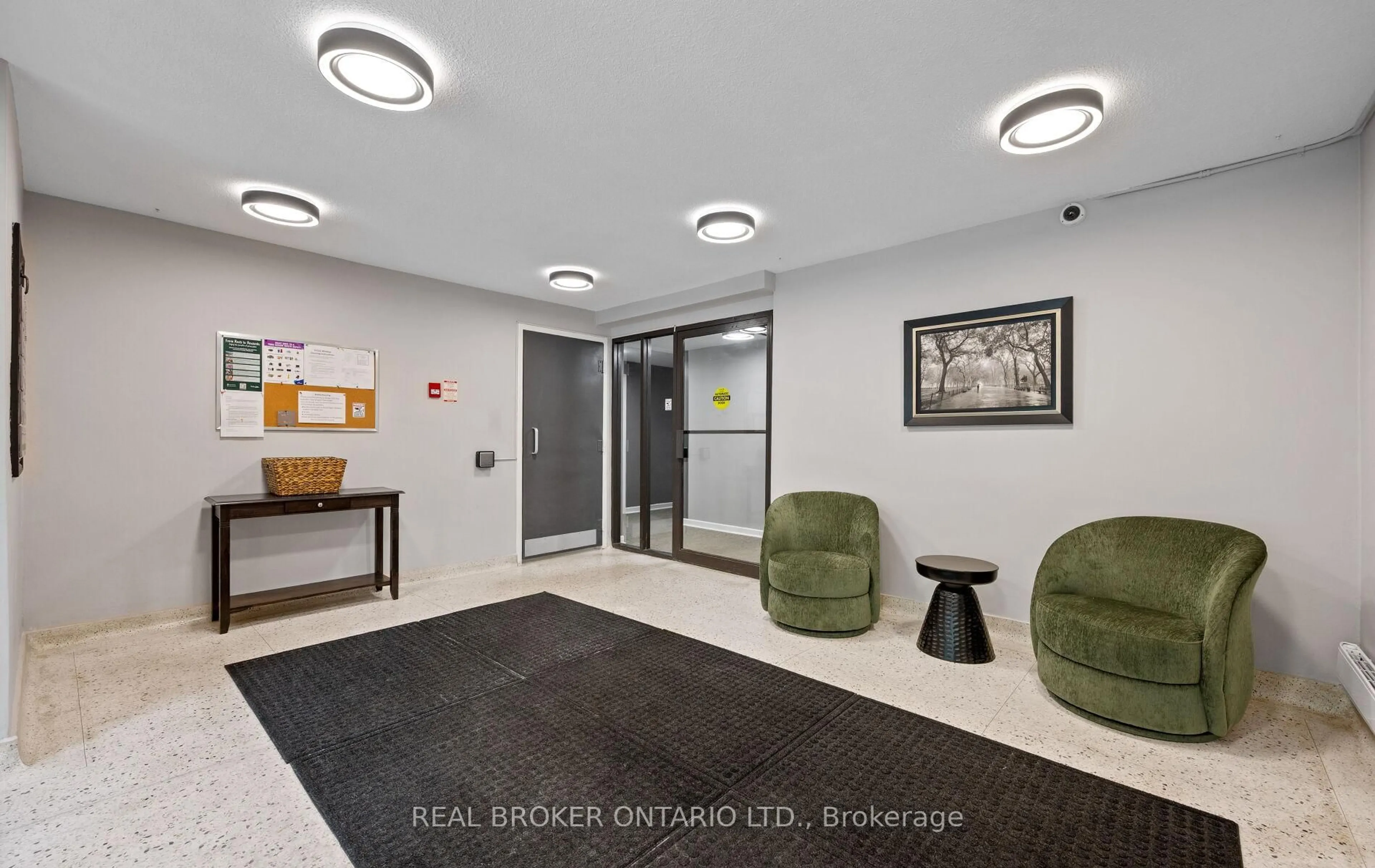 Indoor foyer for 21 Elizabeth St #202, Richmond Hill Ontario L4C 3V5