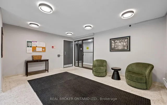 21 Elizabeth St #202, Richmond Hill 3