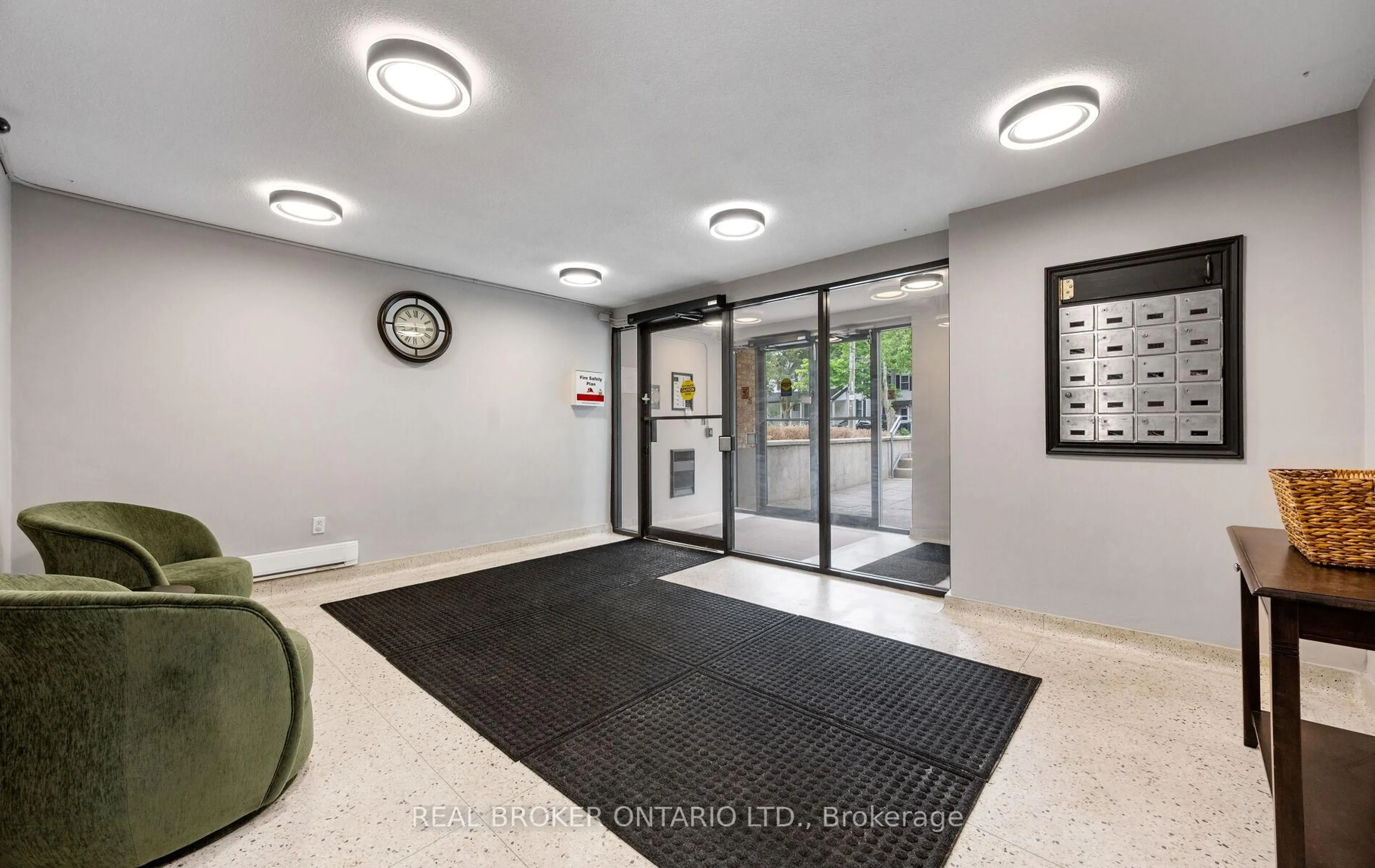 Indoor foyer for 21 Elizabeth St #202, Richmond Hill Ontario L4C 3V5