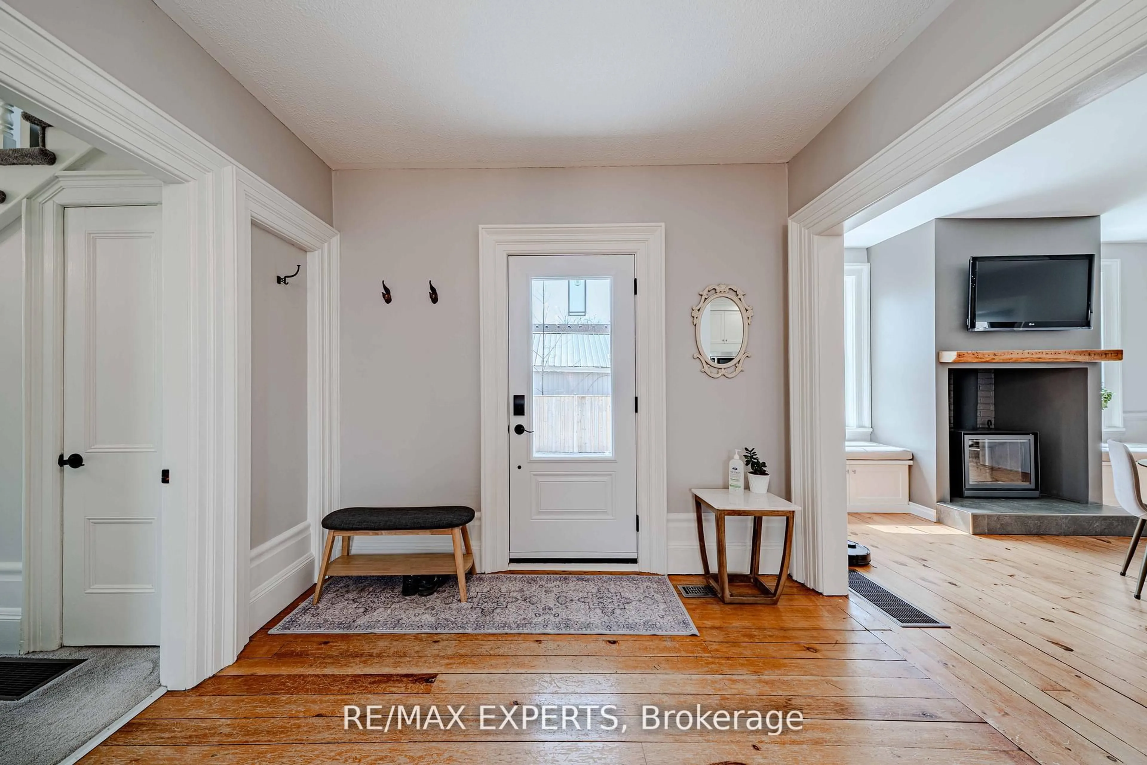 Indoor entryway for 13676 Ninth Line, Whitchurch-Stouffville Ontario L4A 7X3